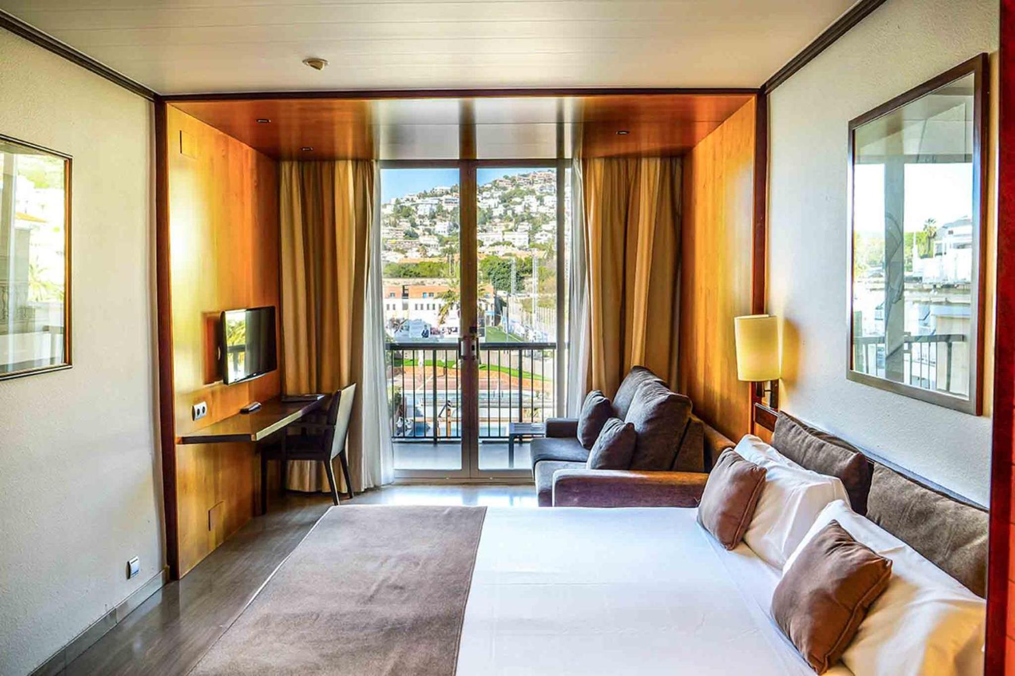 Double or Twin Room with Balcony - Photo 1