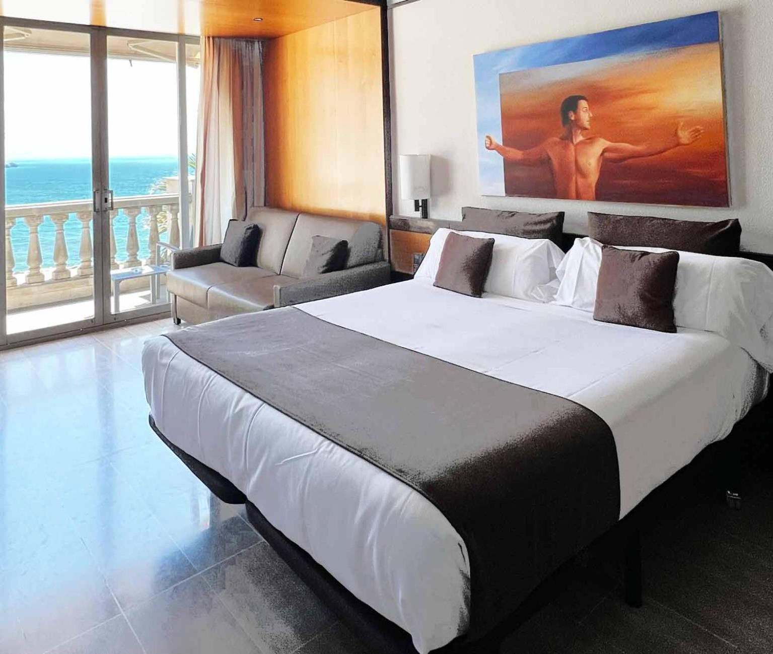 Deluxe Double or Twin Room with Balcony and Sea View - Photo 1