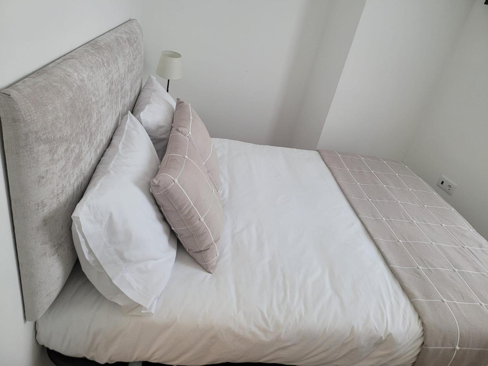 Double Room with Private Bathroom - Photo 4