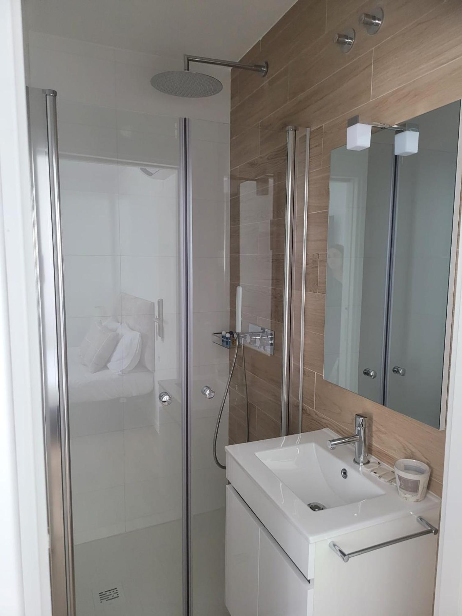 Double Room with Private Bathroom - Photo 14