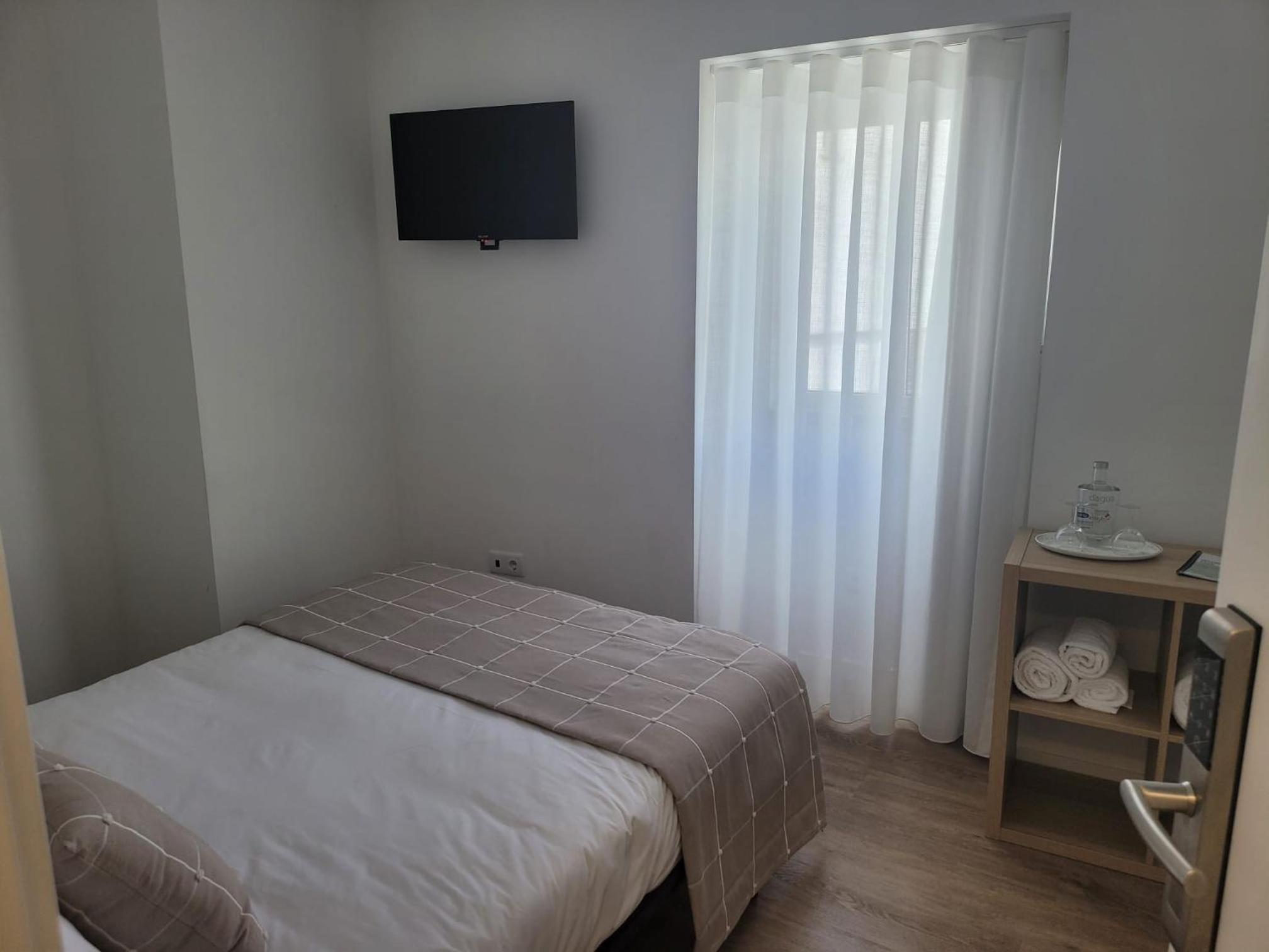 Double Room with Private Bathroom - Photo 2