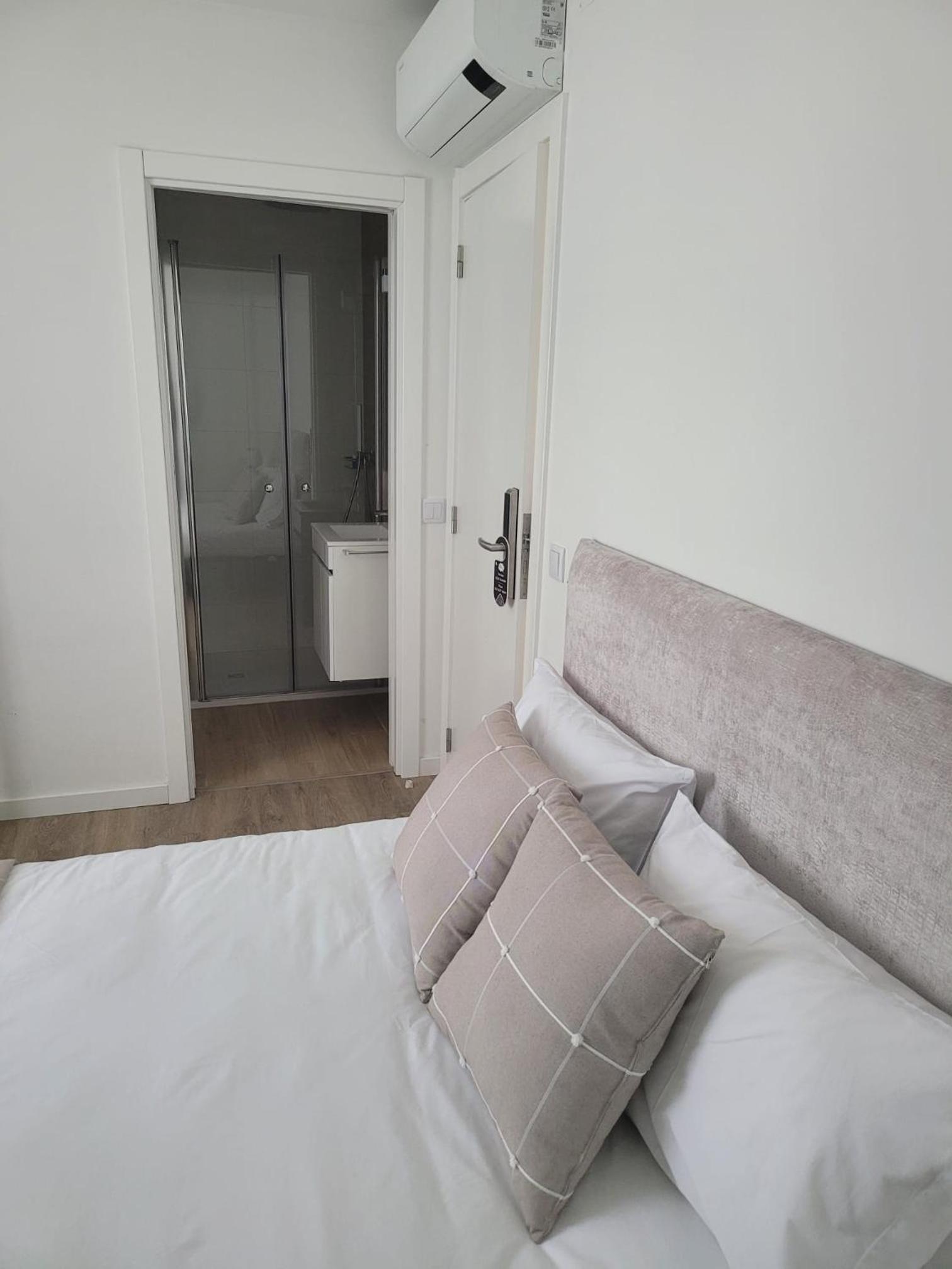 Double Room with Private Bathroom - Photo 3
