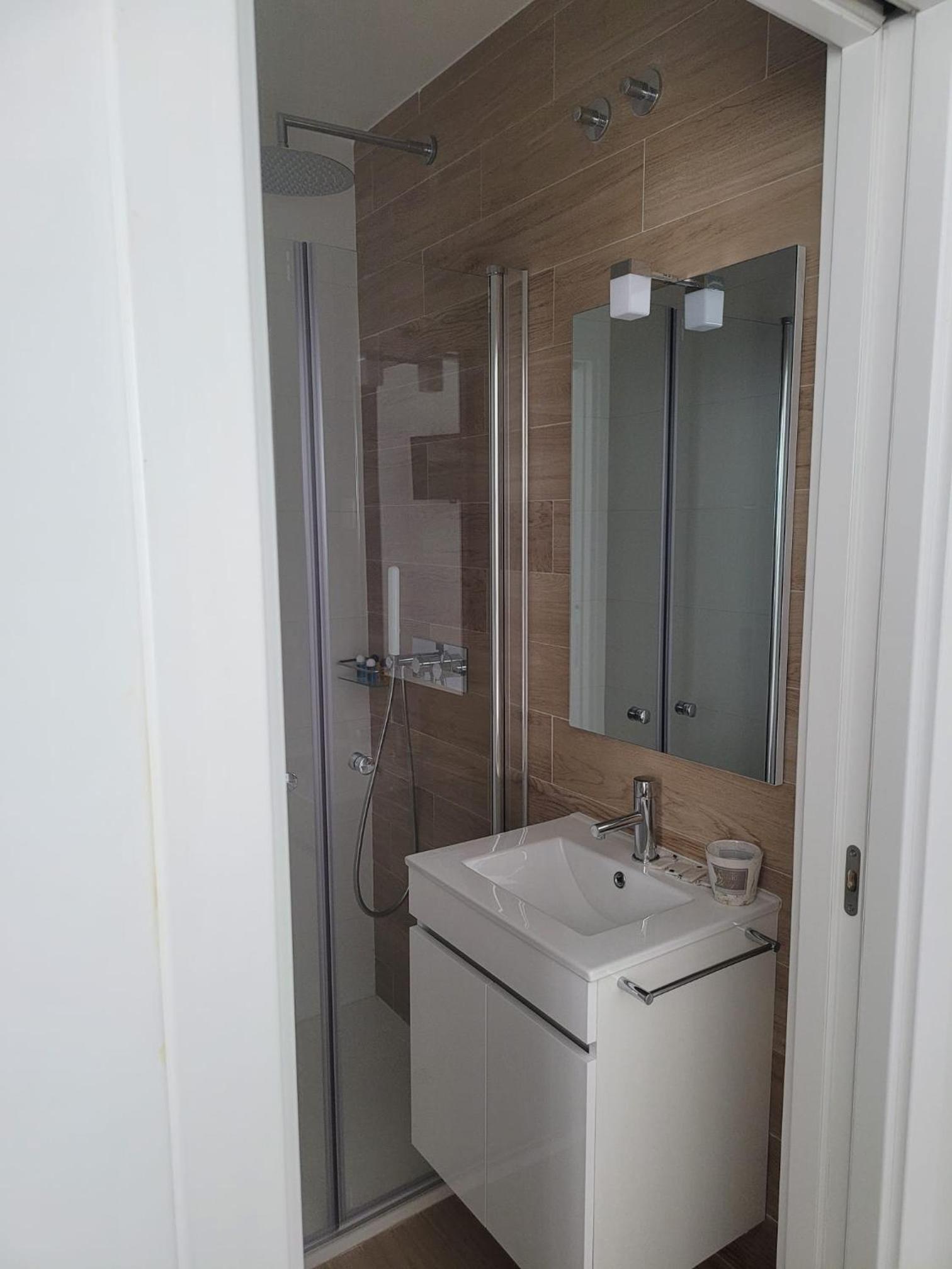 Double Room with Private Bathroom - Photo 15