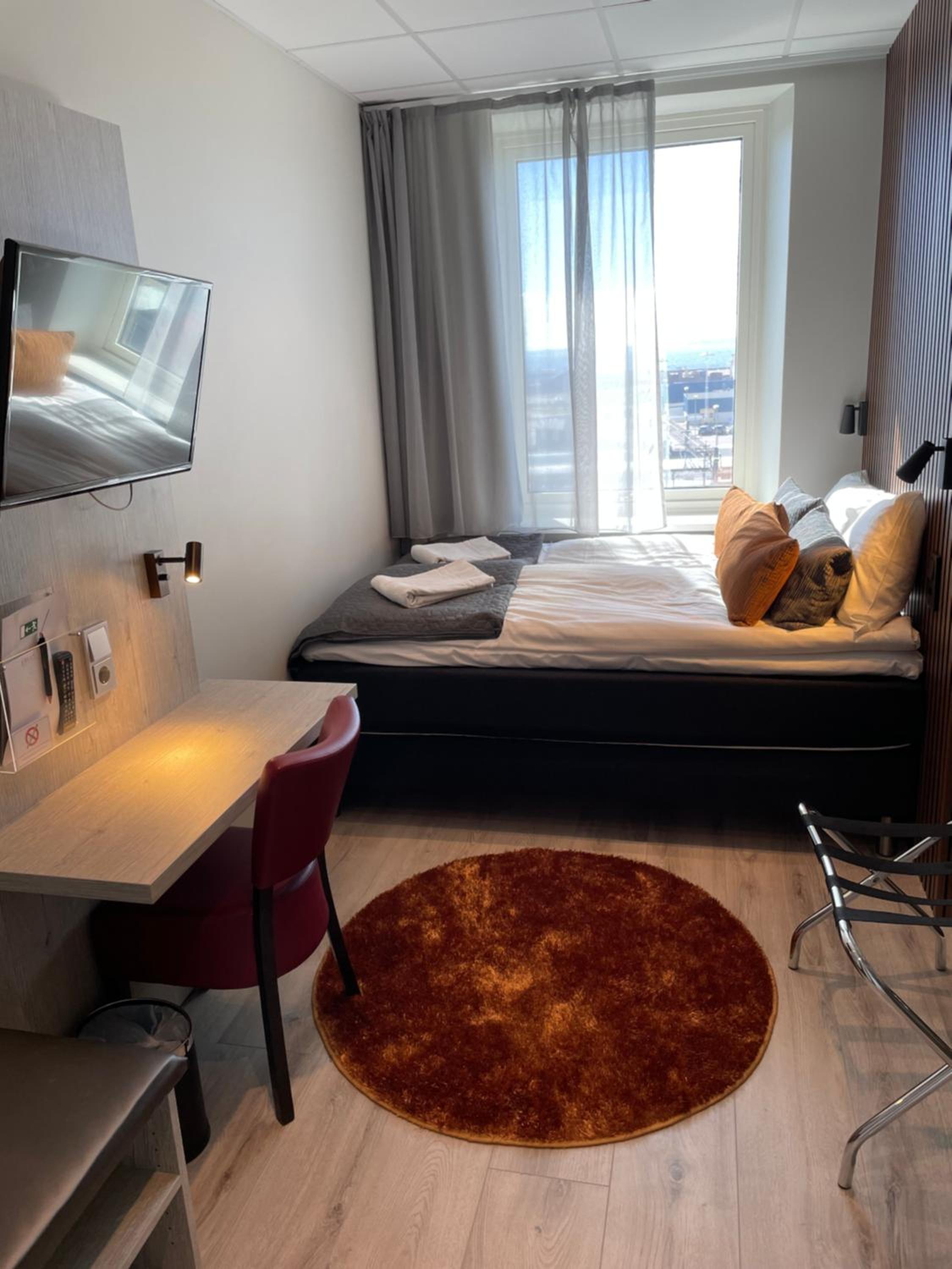 Small Double Room with Shared Bathroom photo 1