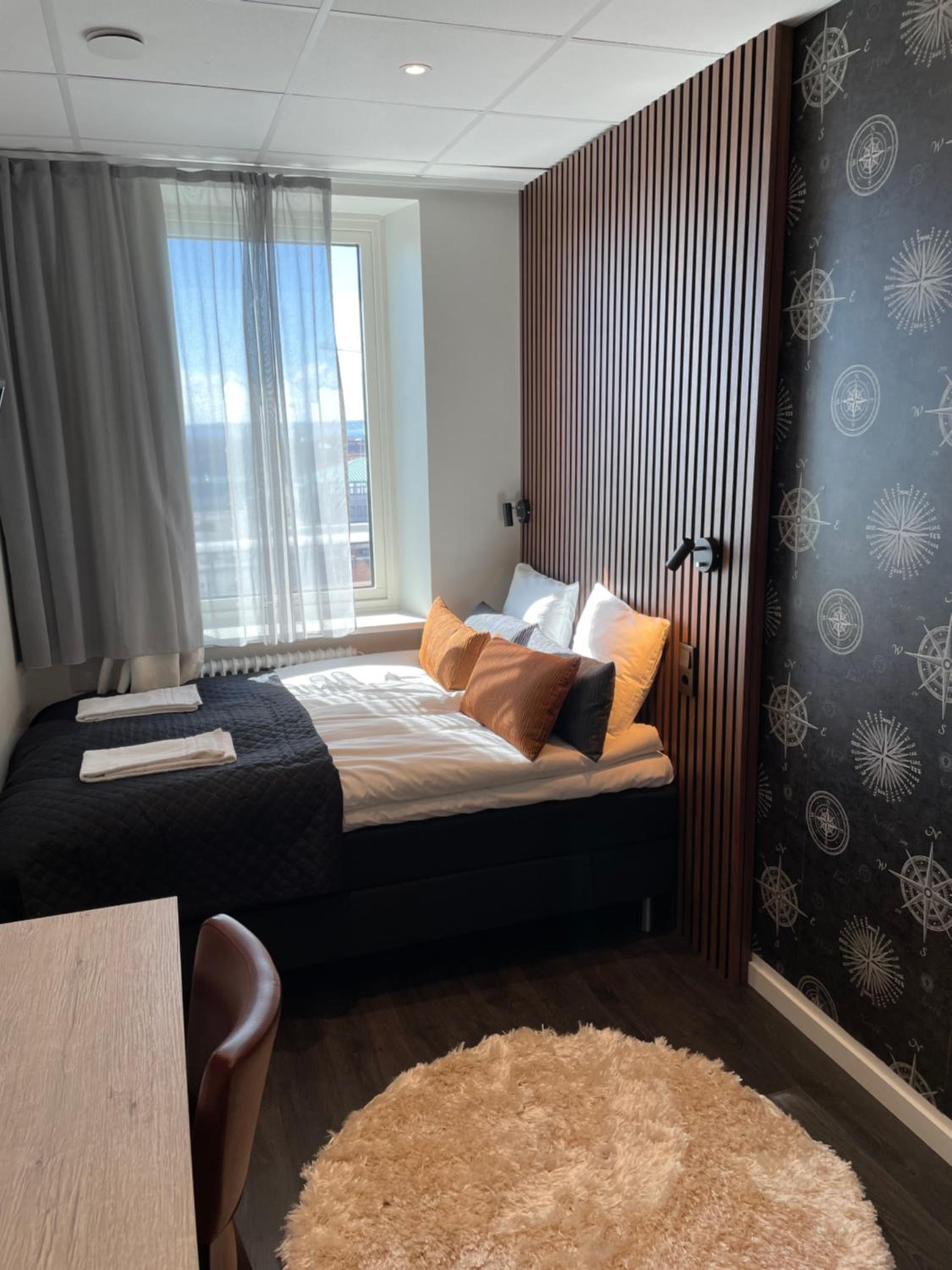 Small Double Room with Shared Bathroom photo 2