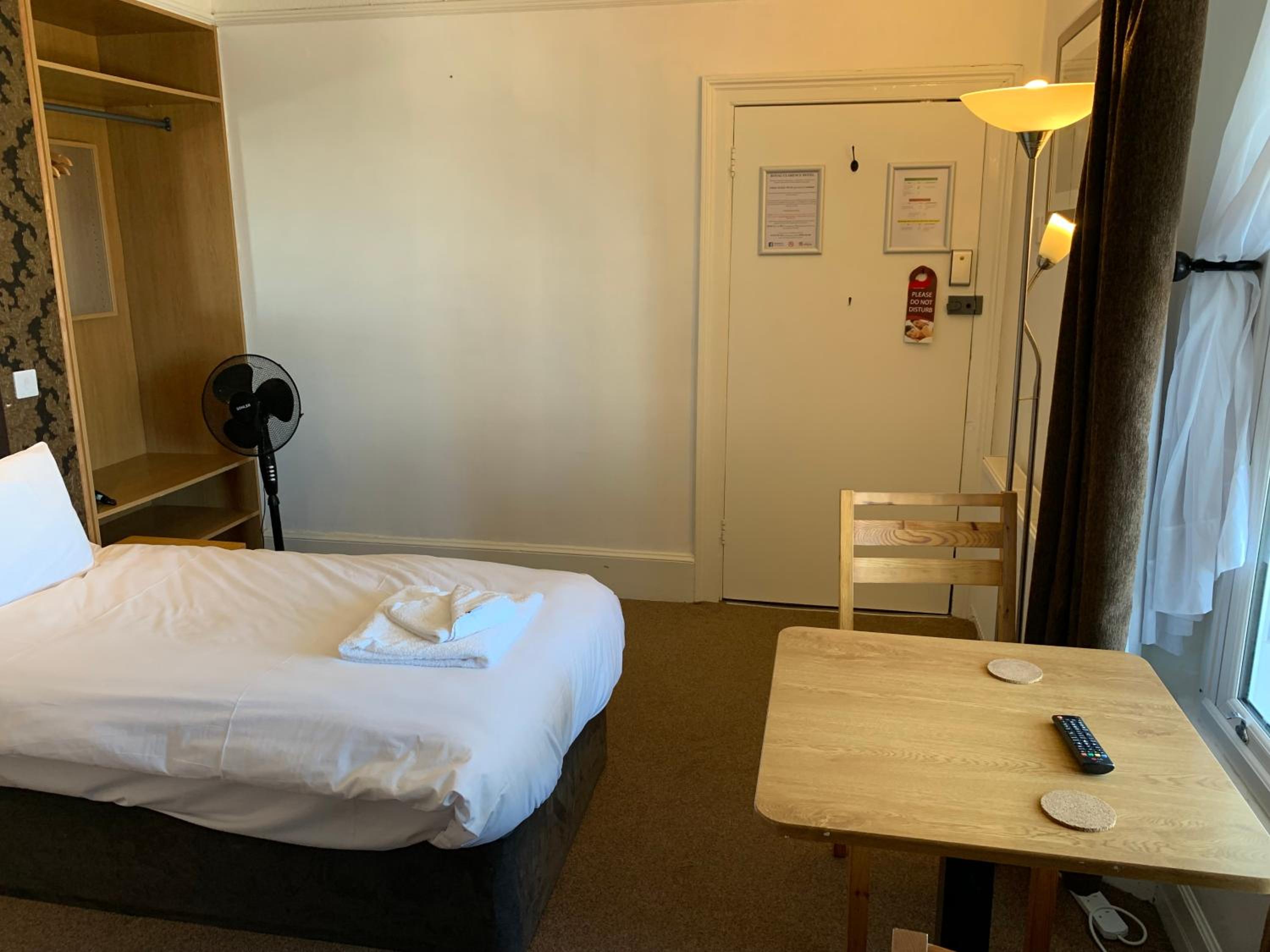 Twin Room with Bathroom photo 2