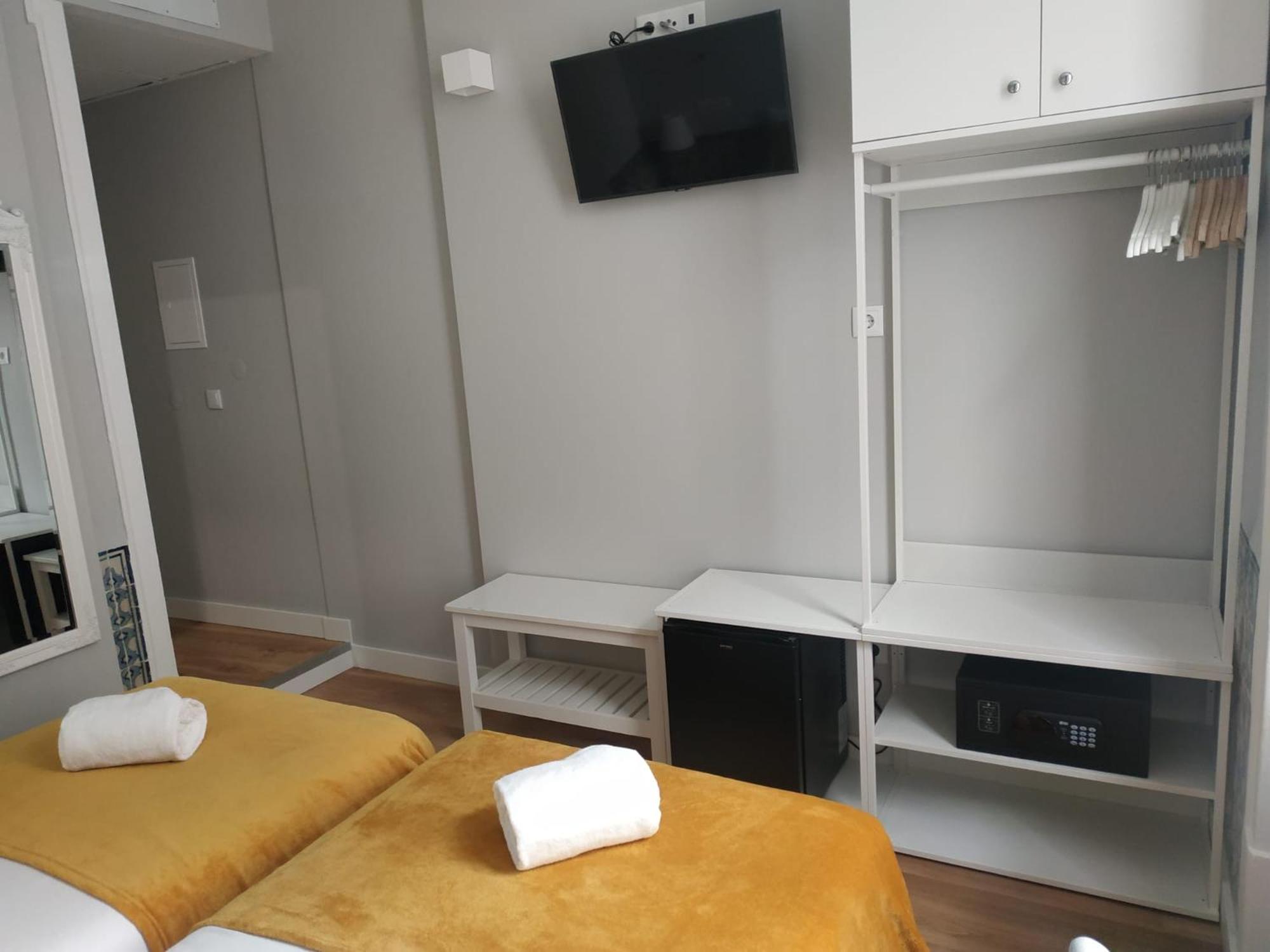 Twin Room with Private Bathroom photo 2
