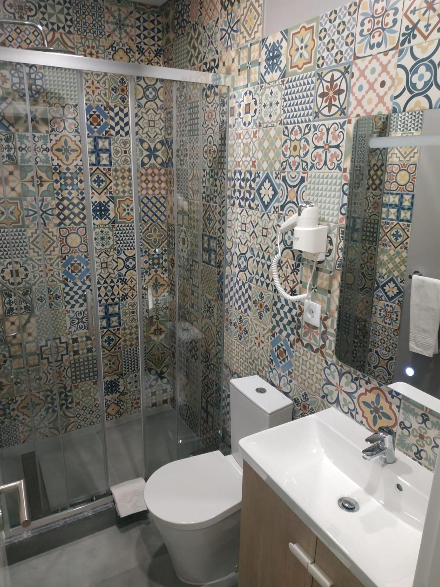 Twin Room with Private Bathroom photo 3