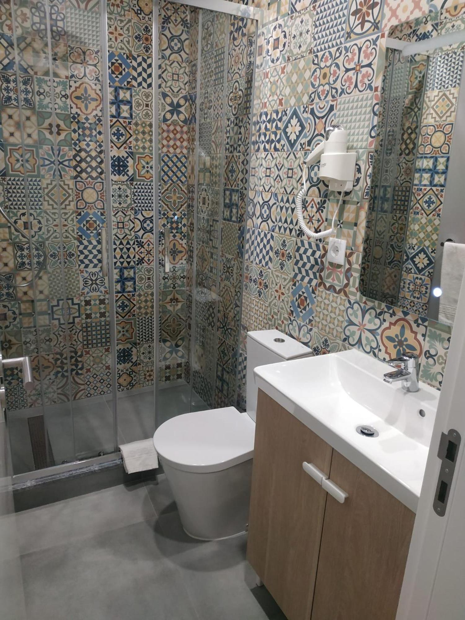 Twin Room with Private Bathroom photo 2