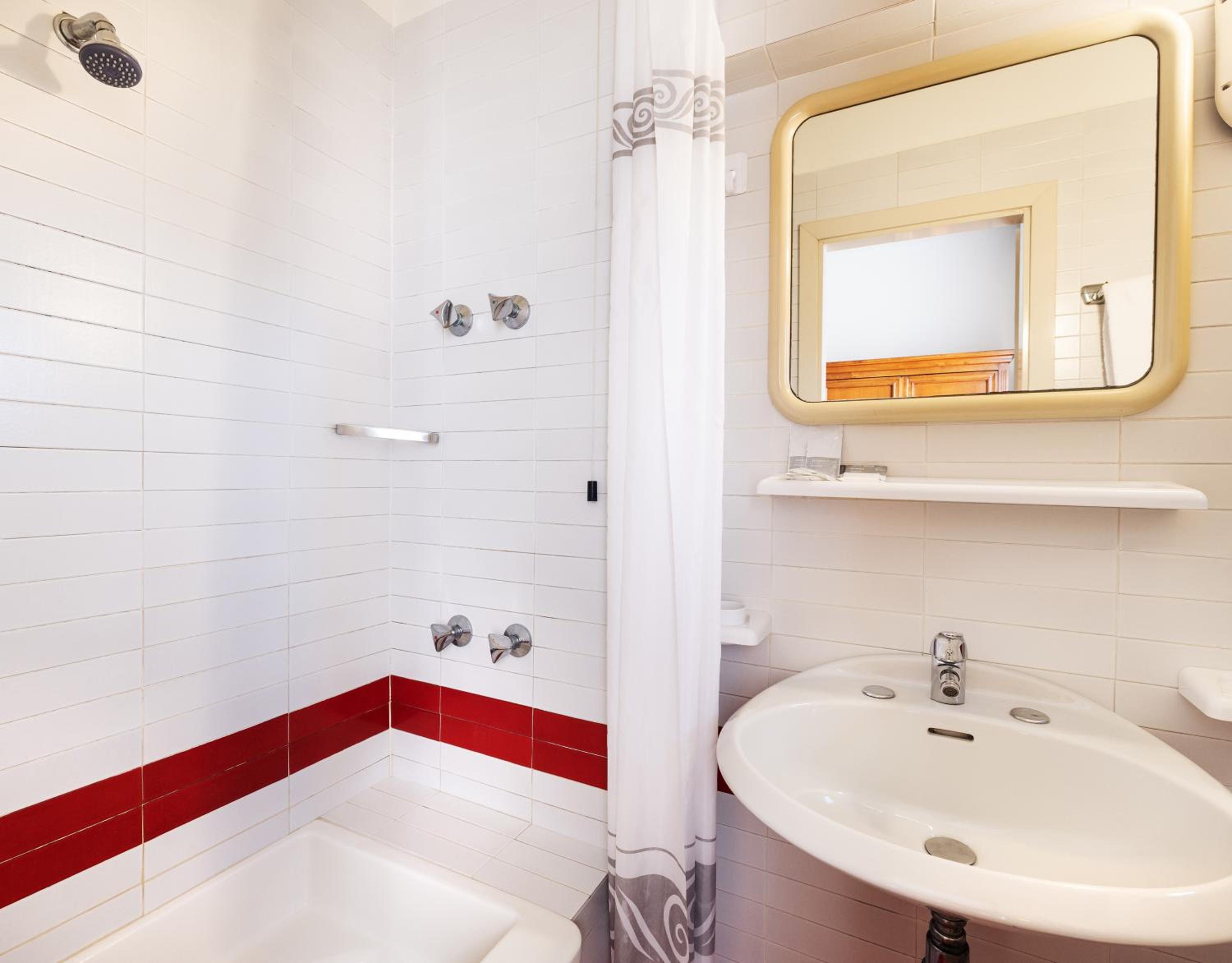 Standard Double Room - Photo 7