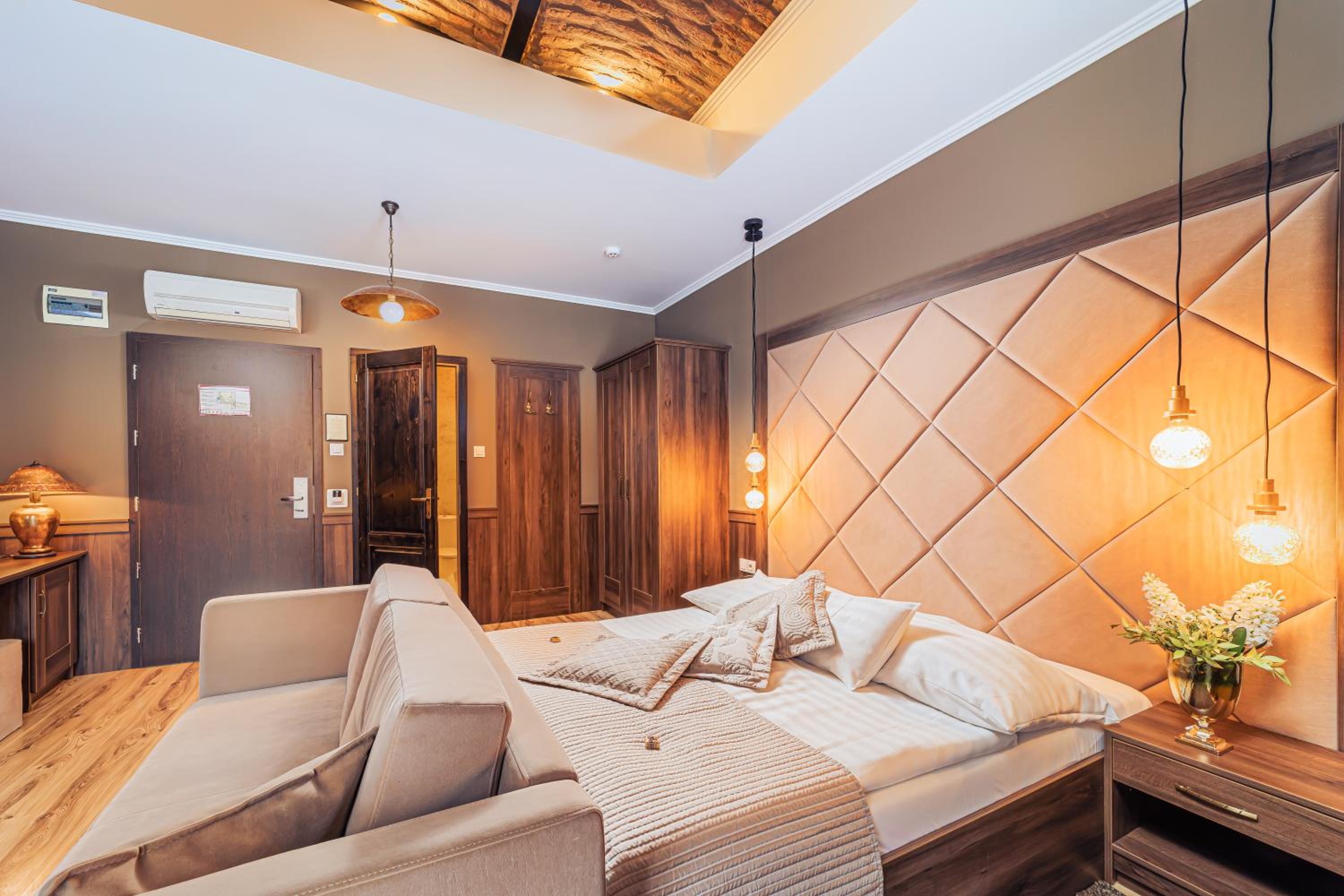 Superior Family Room - Photo 6