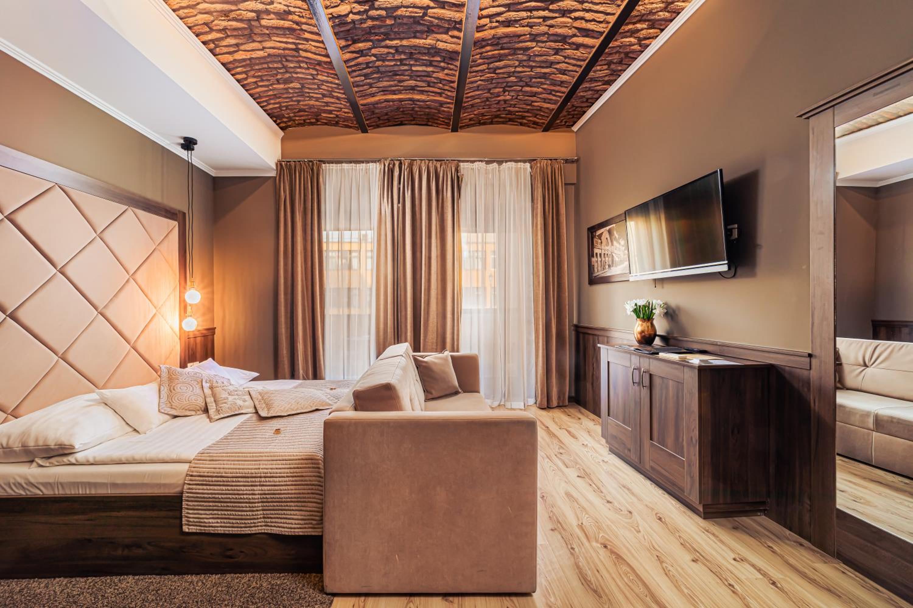 Superior Family Room - Photo 12
