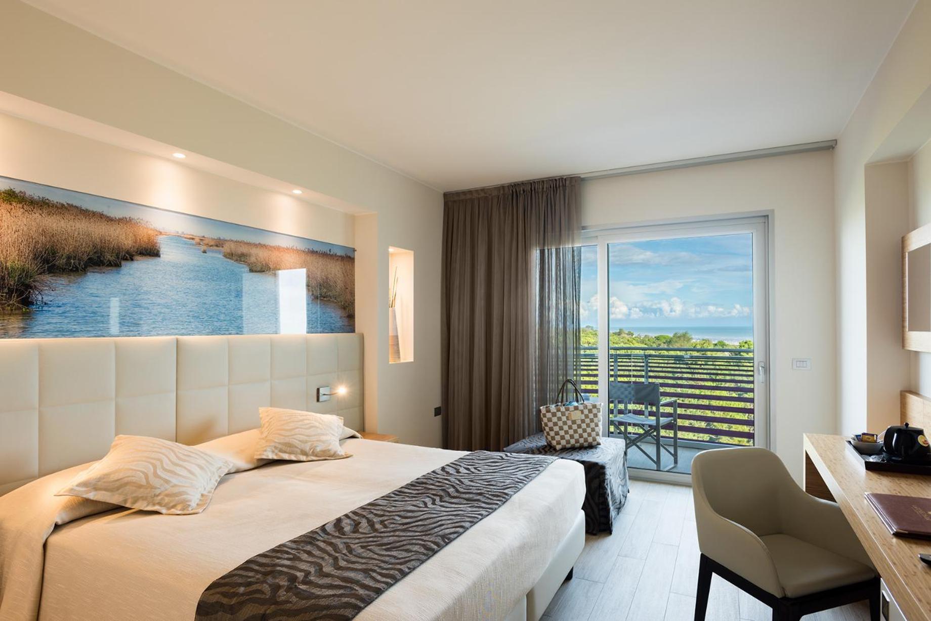 Standard Room with Balcony - Photo 23