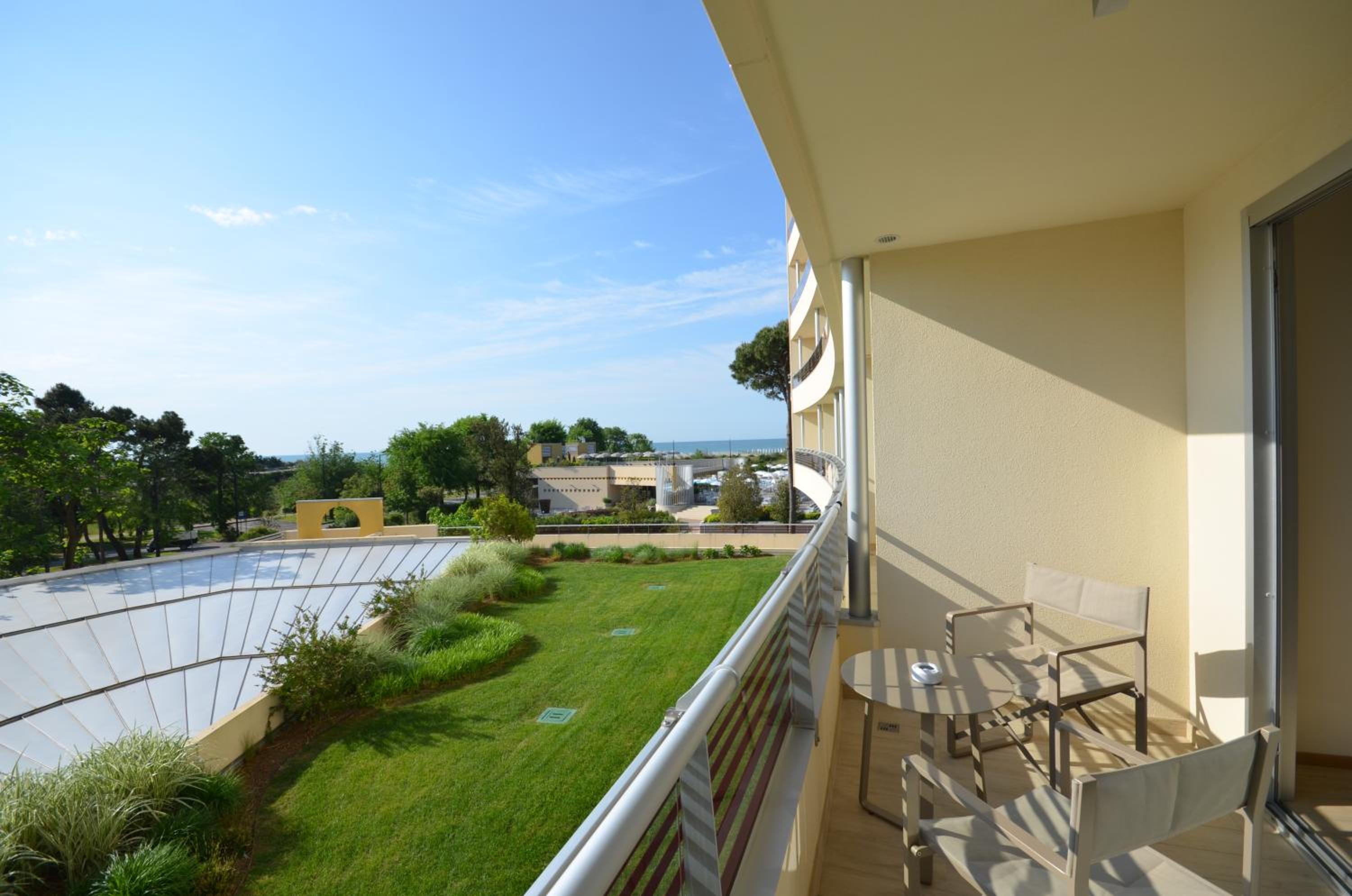 Standard Room with Balcony - Photo 13