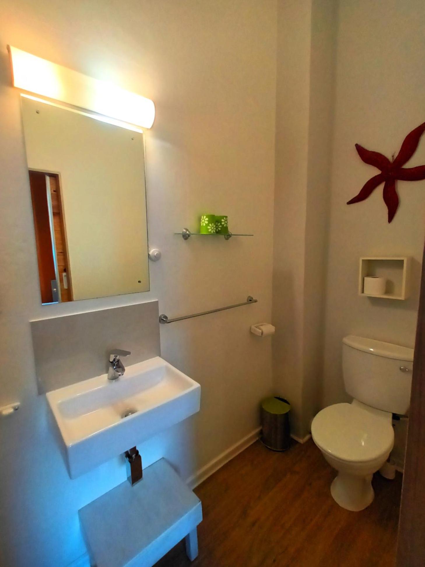 Family Room - Room 5 - Photo 6