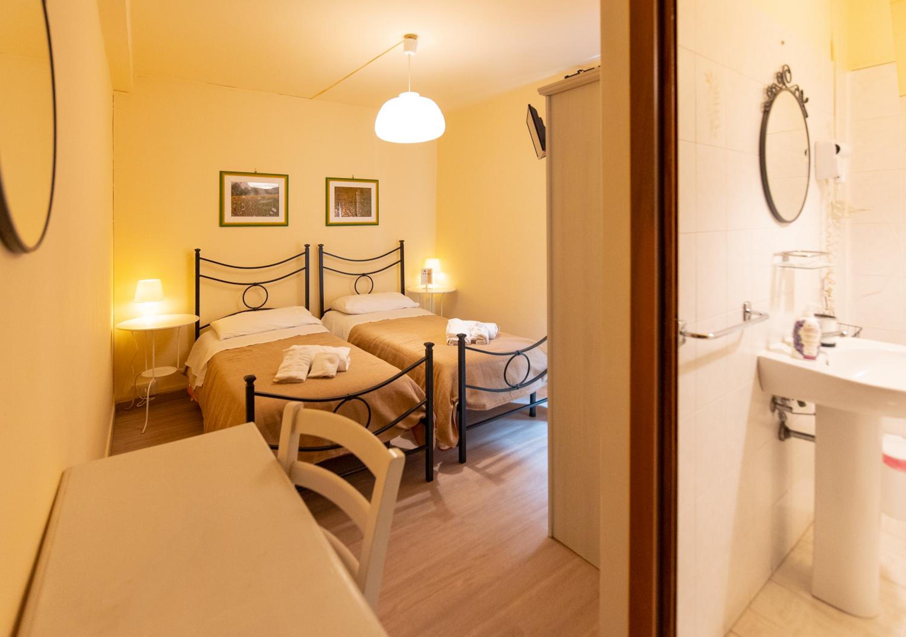 Standard Twin Room photo 2