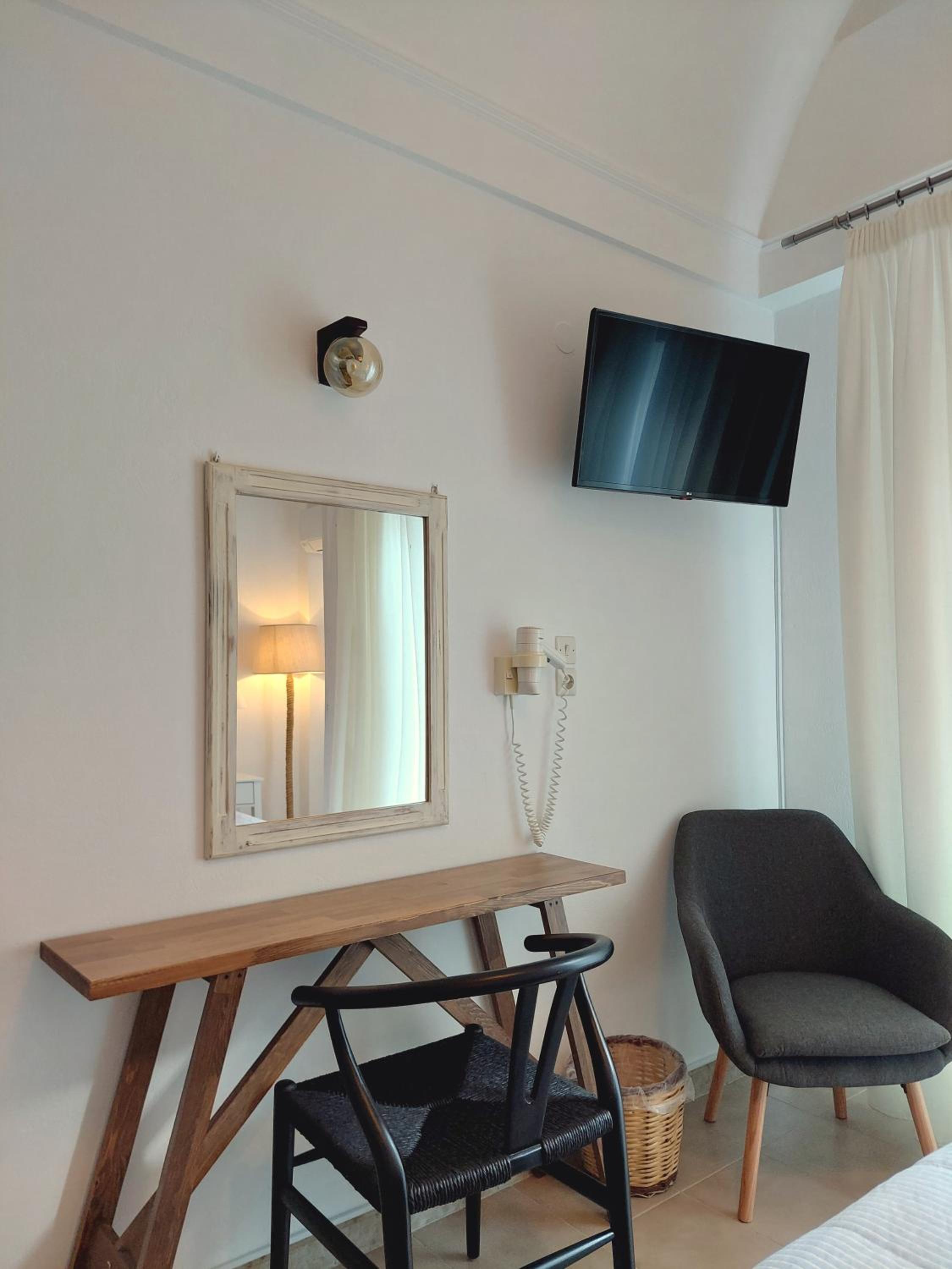Deluxe Double or Twin Room with Pool View - Photo 3