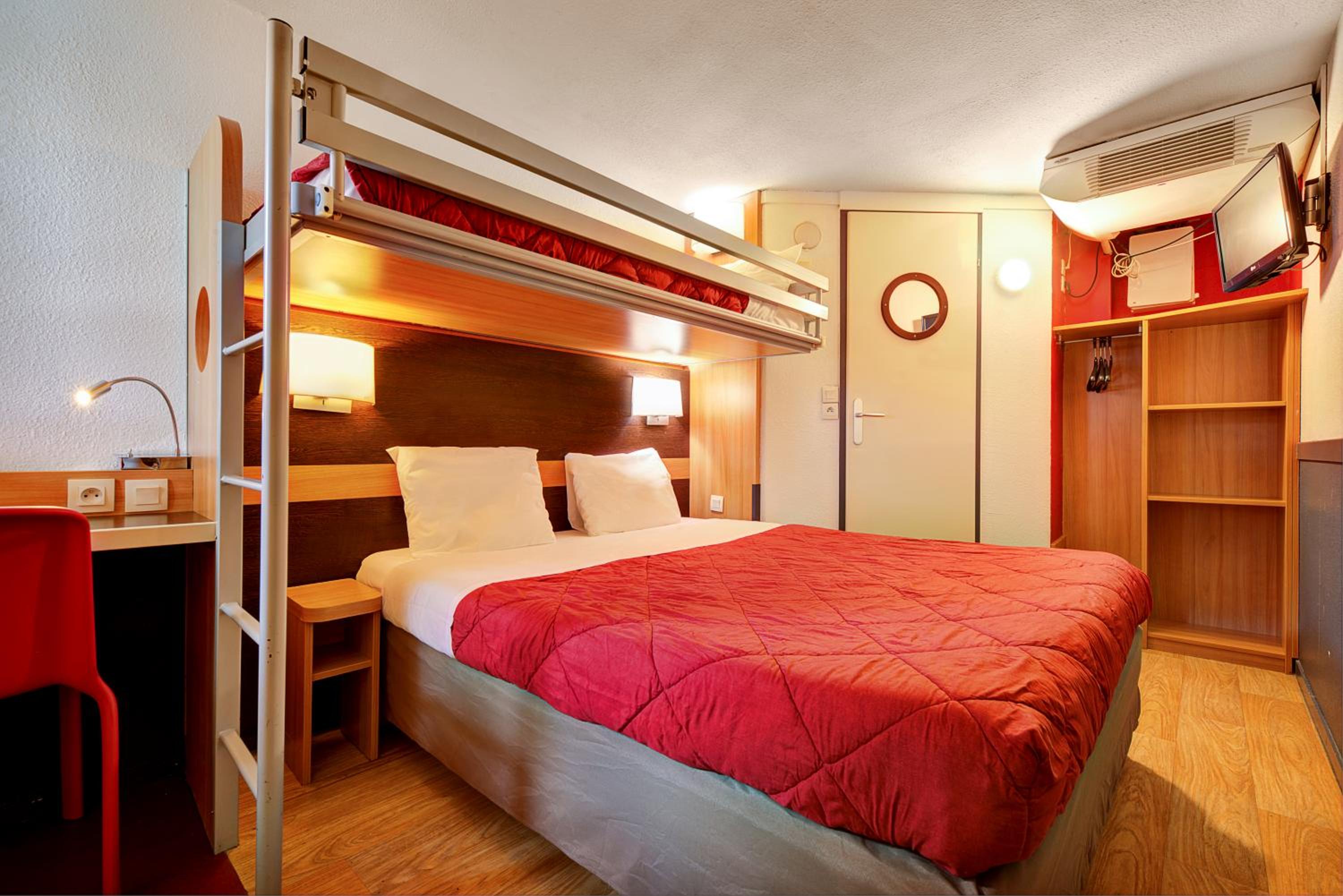 Triple Room (1 Double Bed + 1 Single Bed) - Photo 2