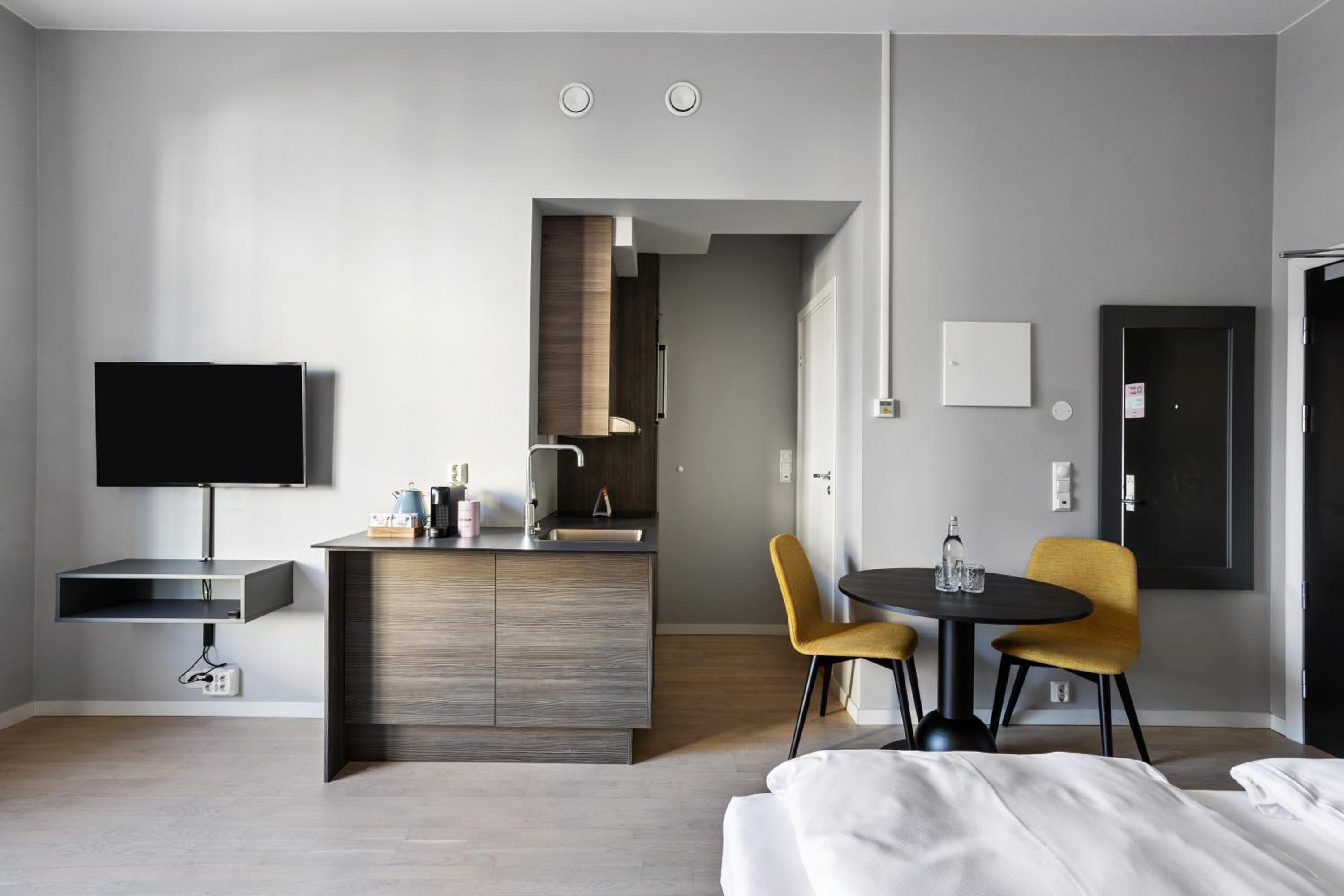Large Studio with Kitchen