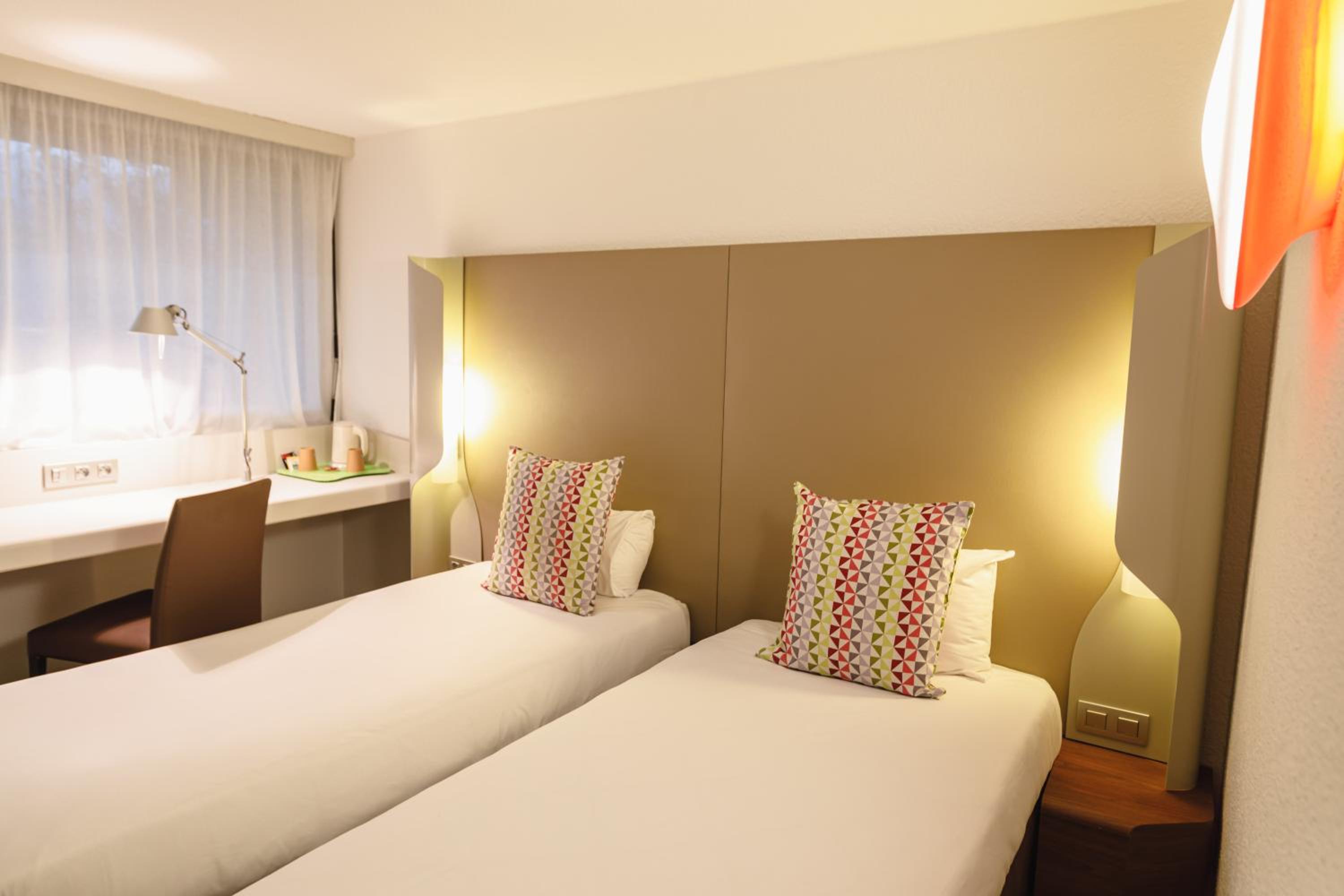 Standard Twin Room - Photo 3