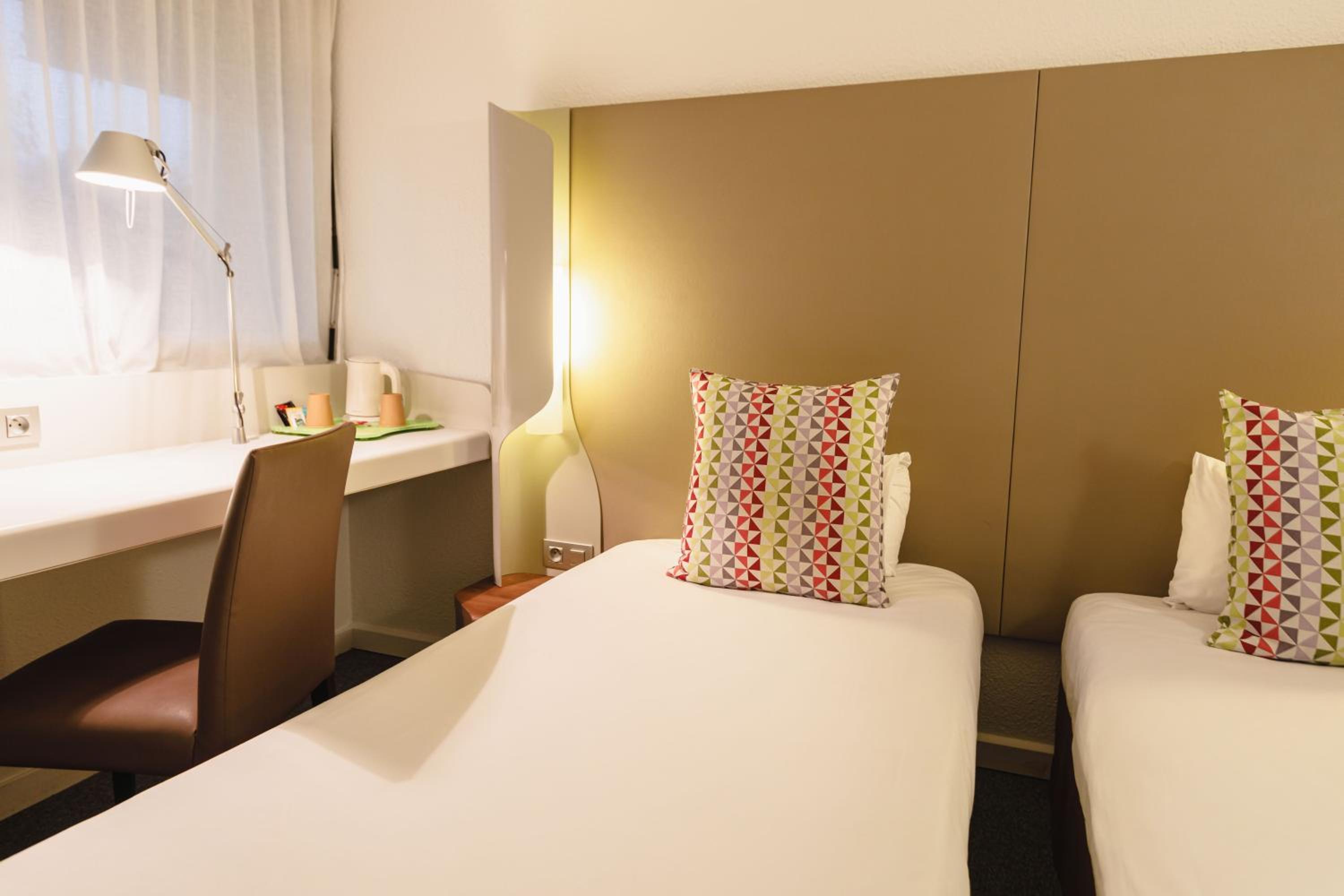 Standard Twin Room - Photo 7