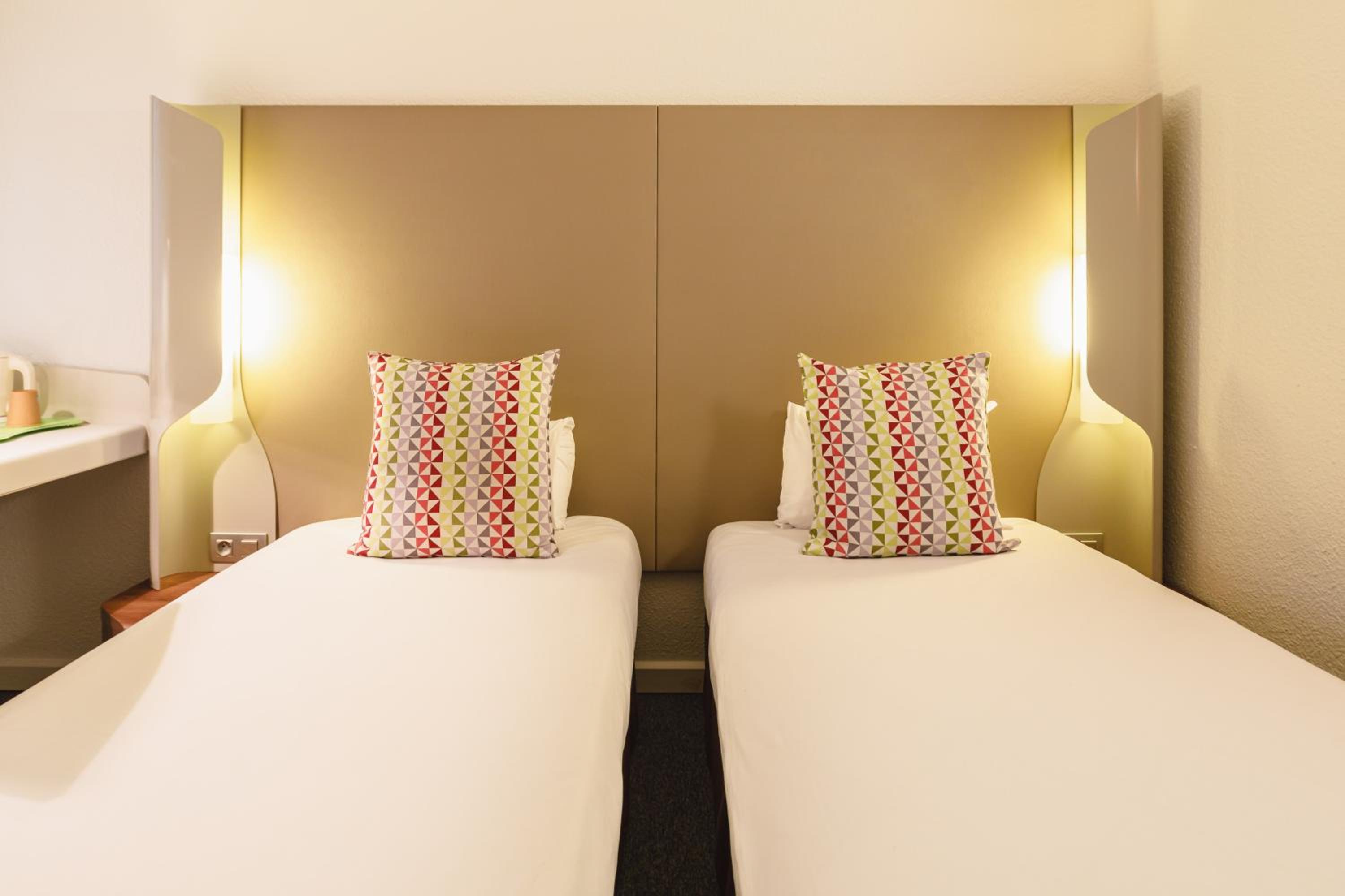 Standard Twin Room - Photo 6