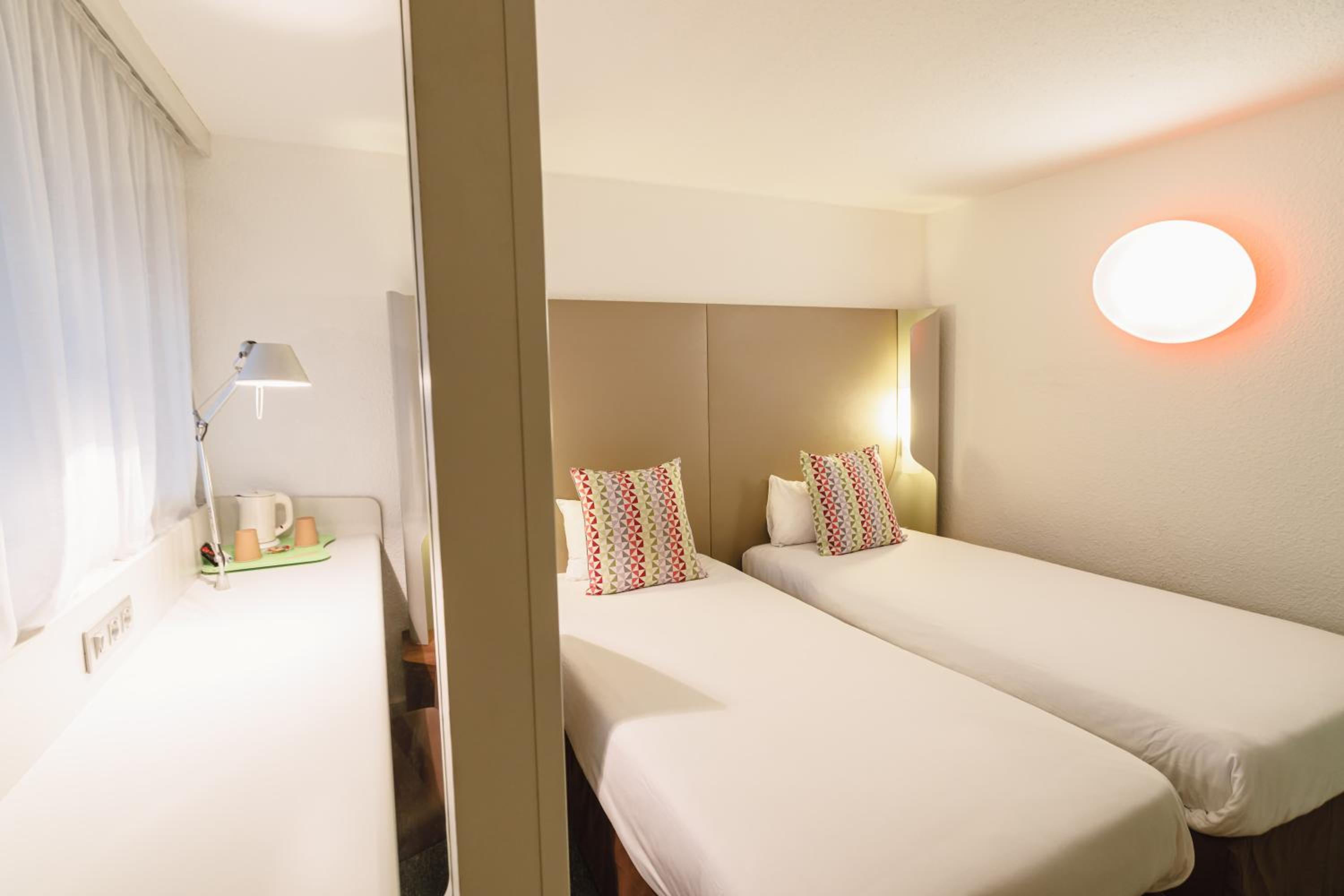 Standard Twin Room - Photo 4
