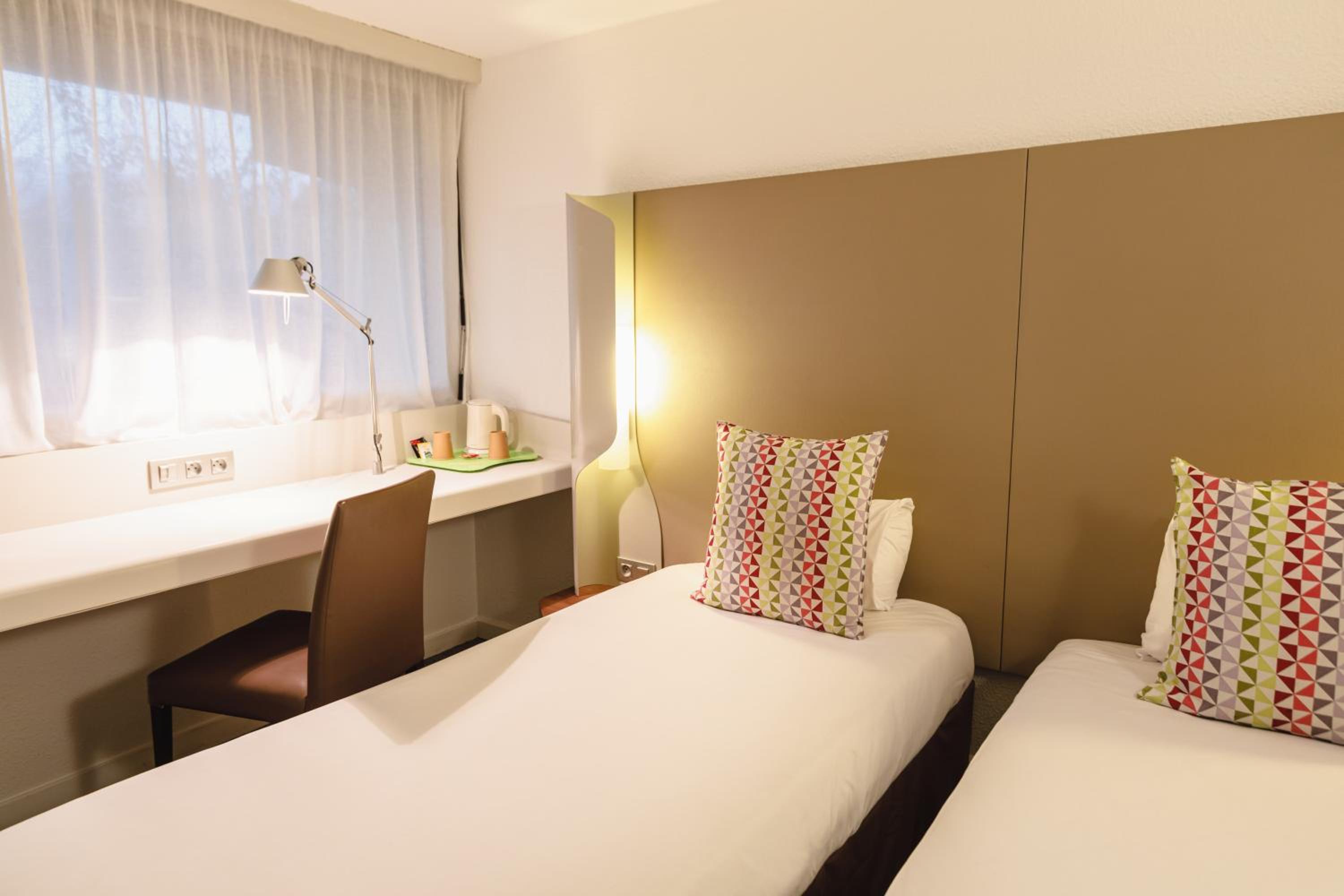 Standard Twin Room - Photo 9