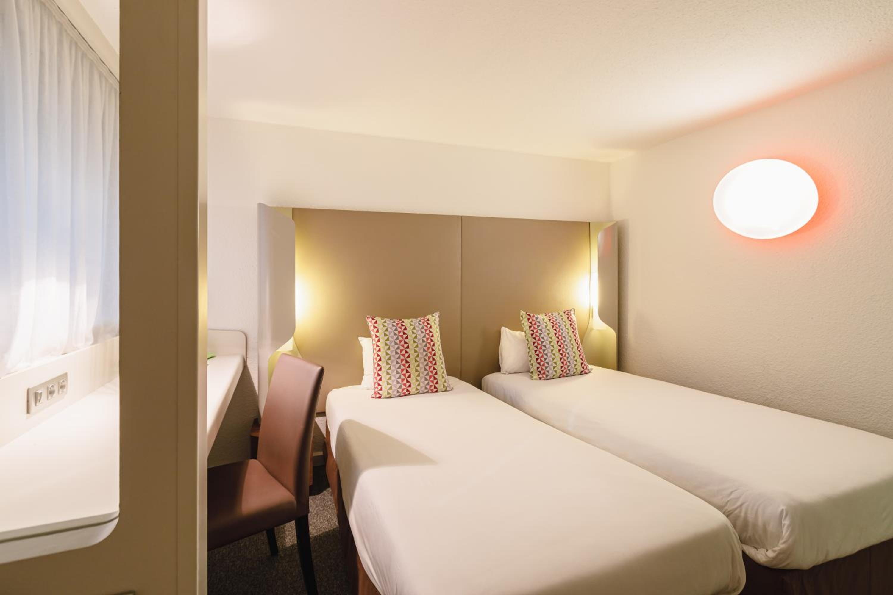 Standard Twin Room - Photo 10