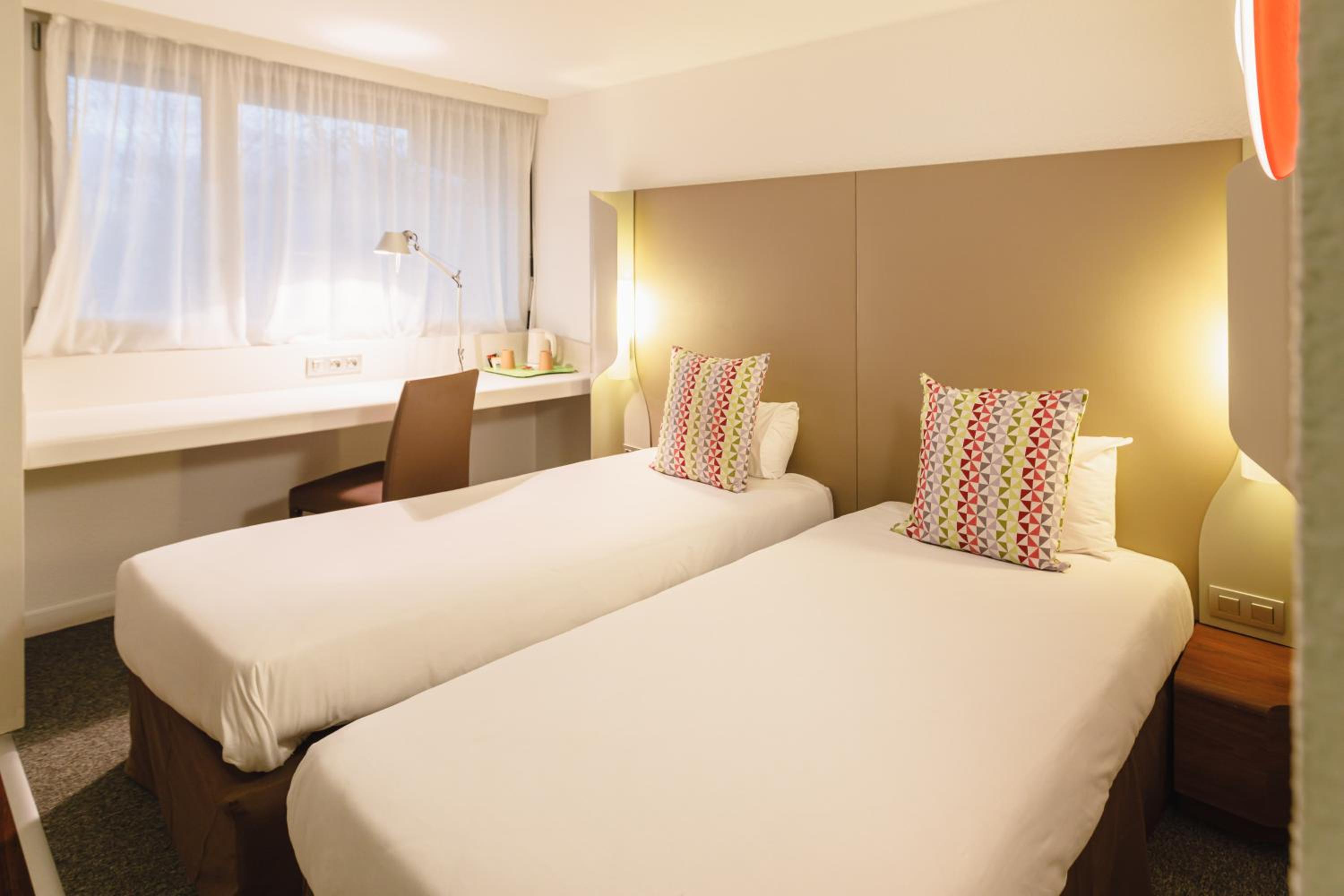 Standard Twin Room - Photo 8