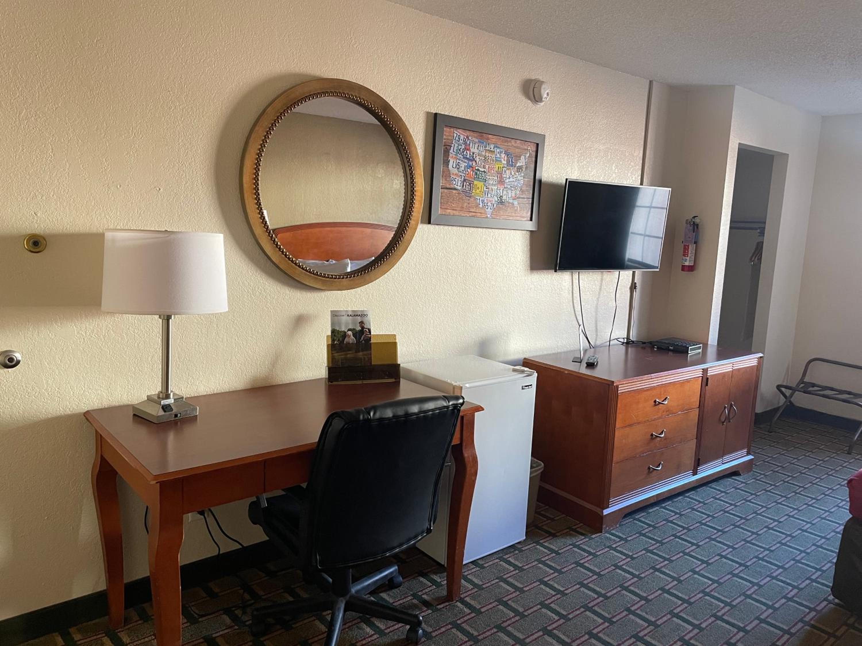 King Room - Non-Smoking - Photo 4