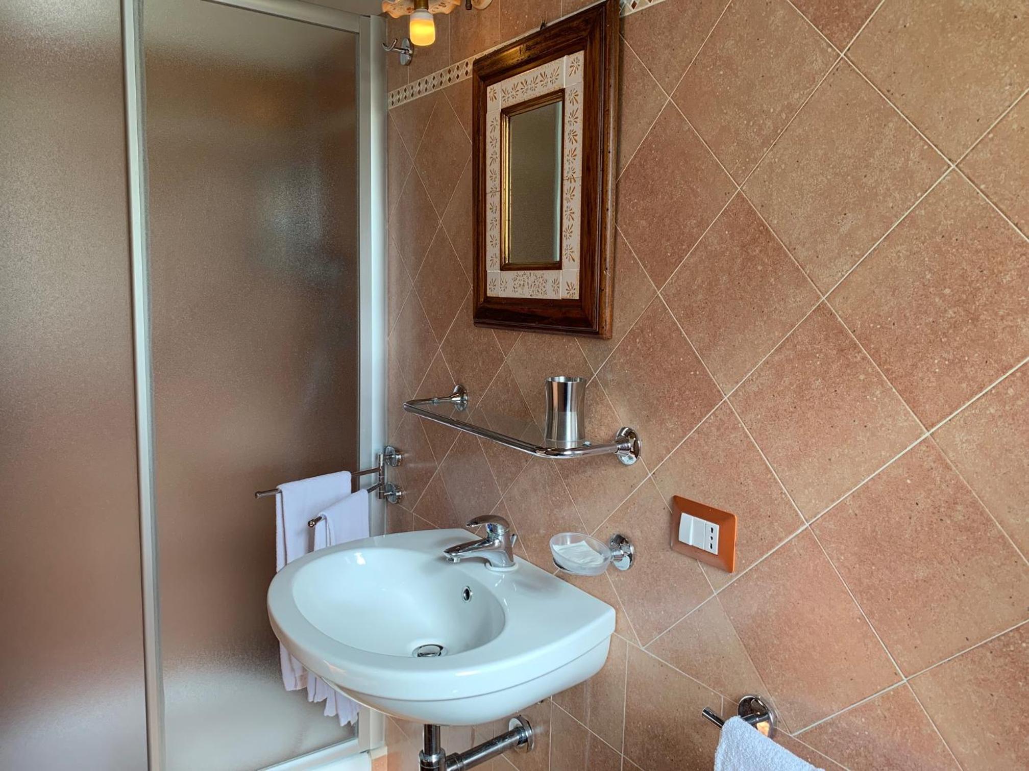 Standard Double Room photo 3