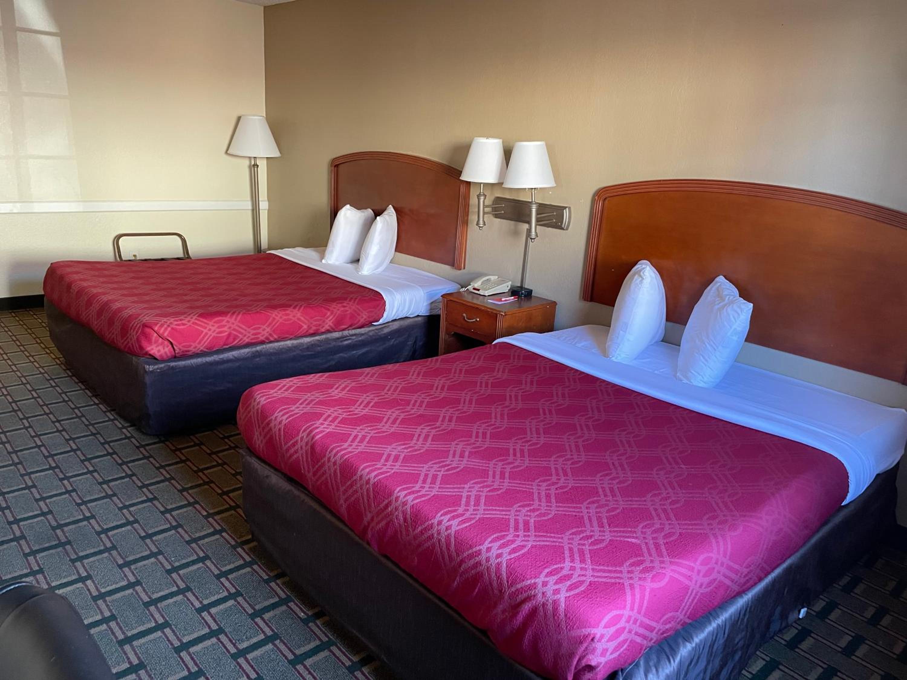 Queen Room with Two Queen Beds - Non-Smoking - Photo 3