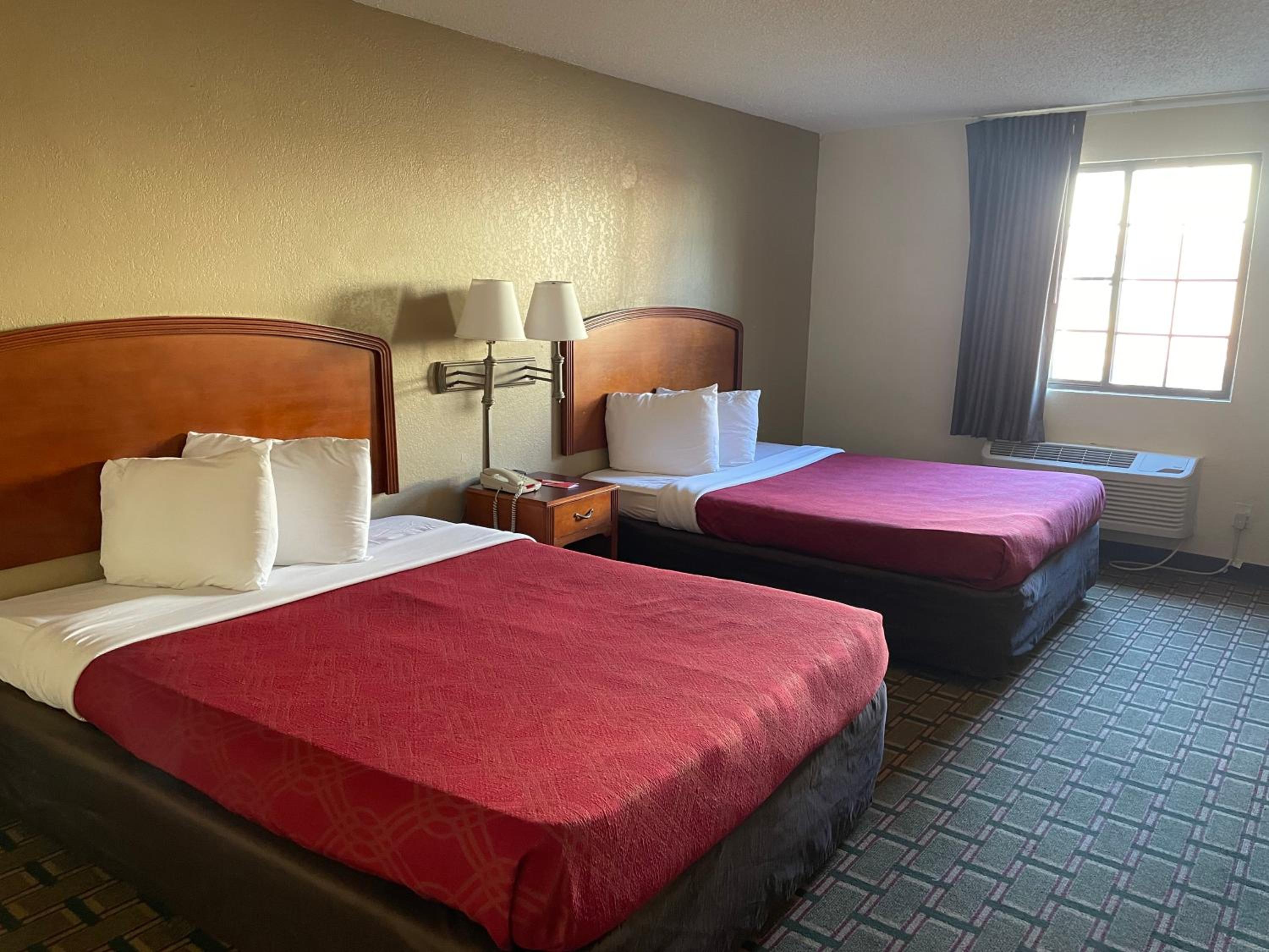 Queen Room with Two Queen Beds - Non-Smoking - Photo 2