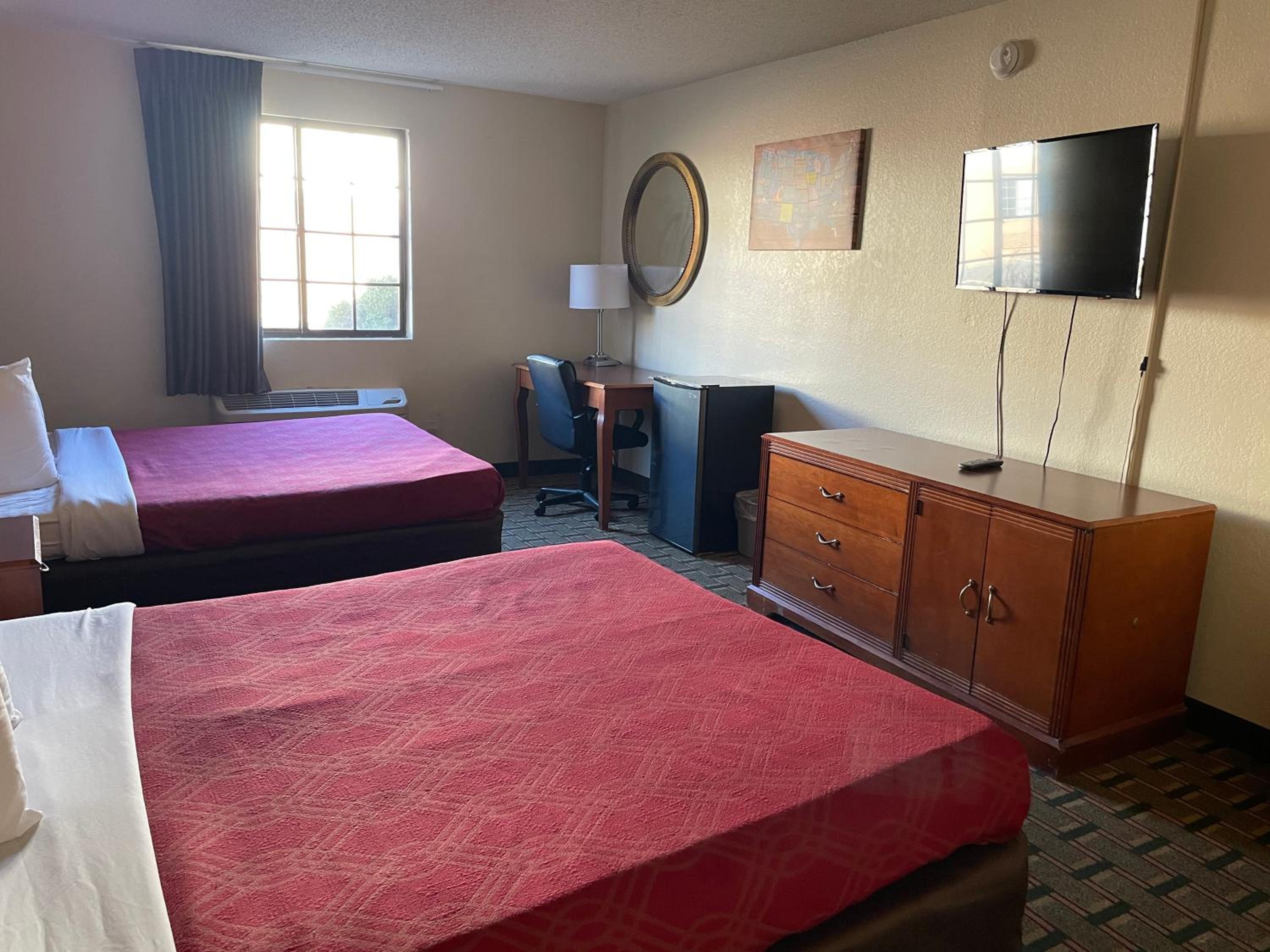 Queen Room with Two Queen Beds - Non-Smoking - Photo 1