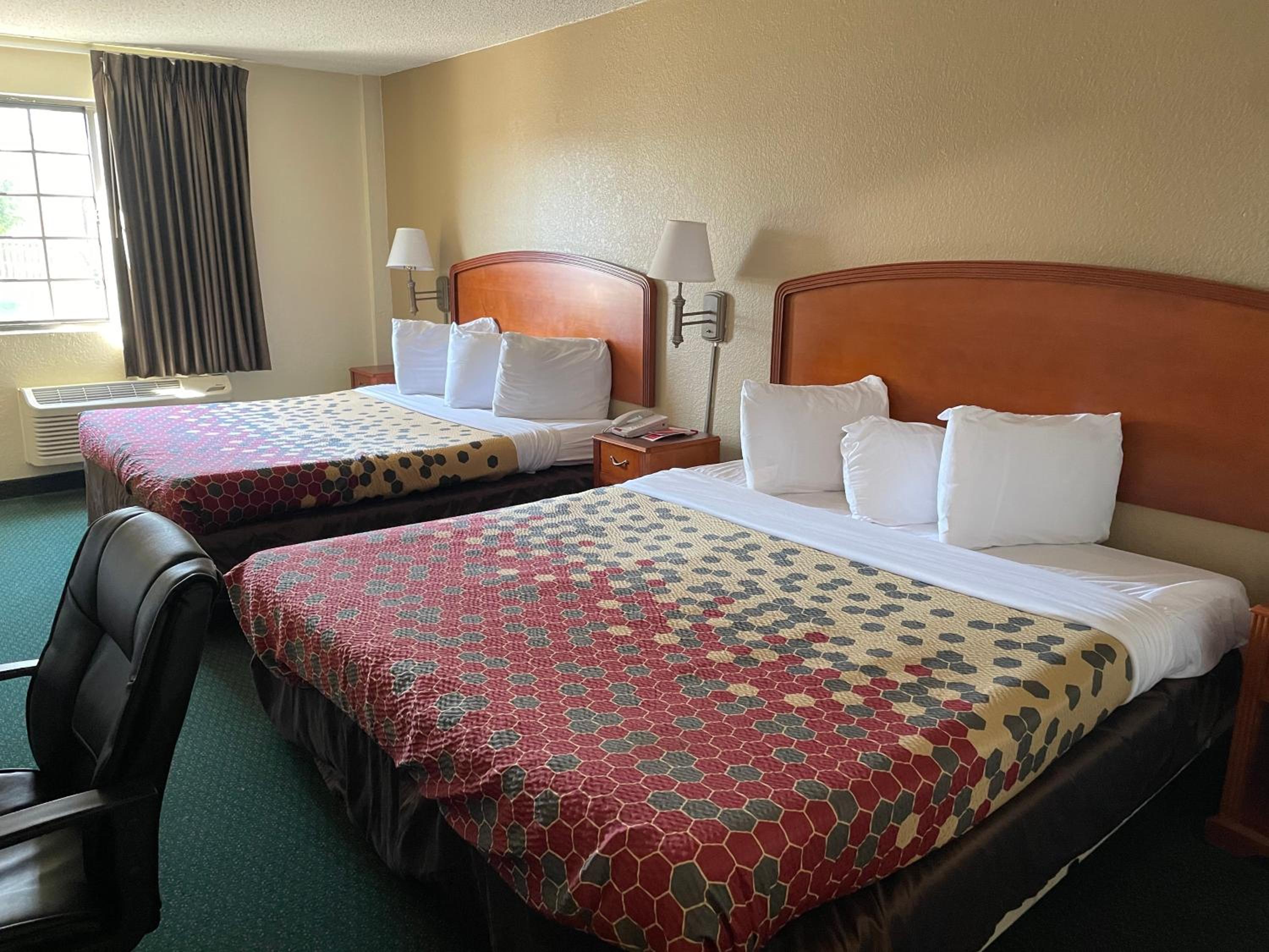 King Room with Two King Beds - Non-Smoking - Photo 6