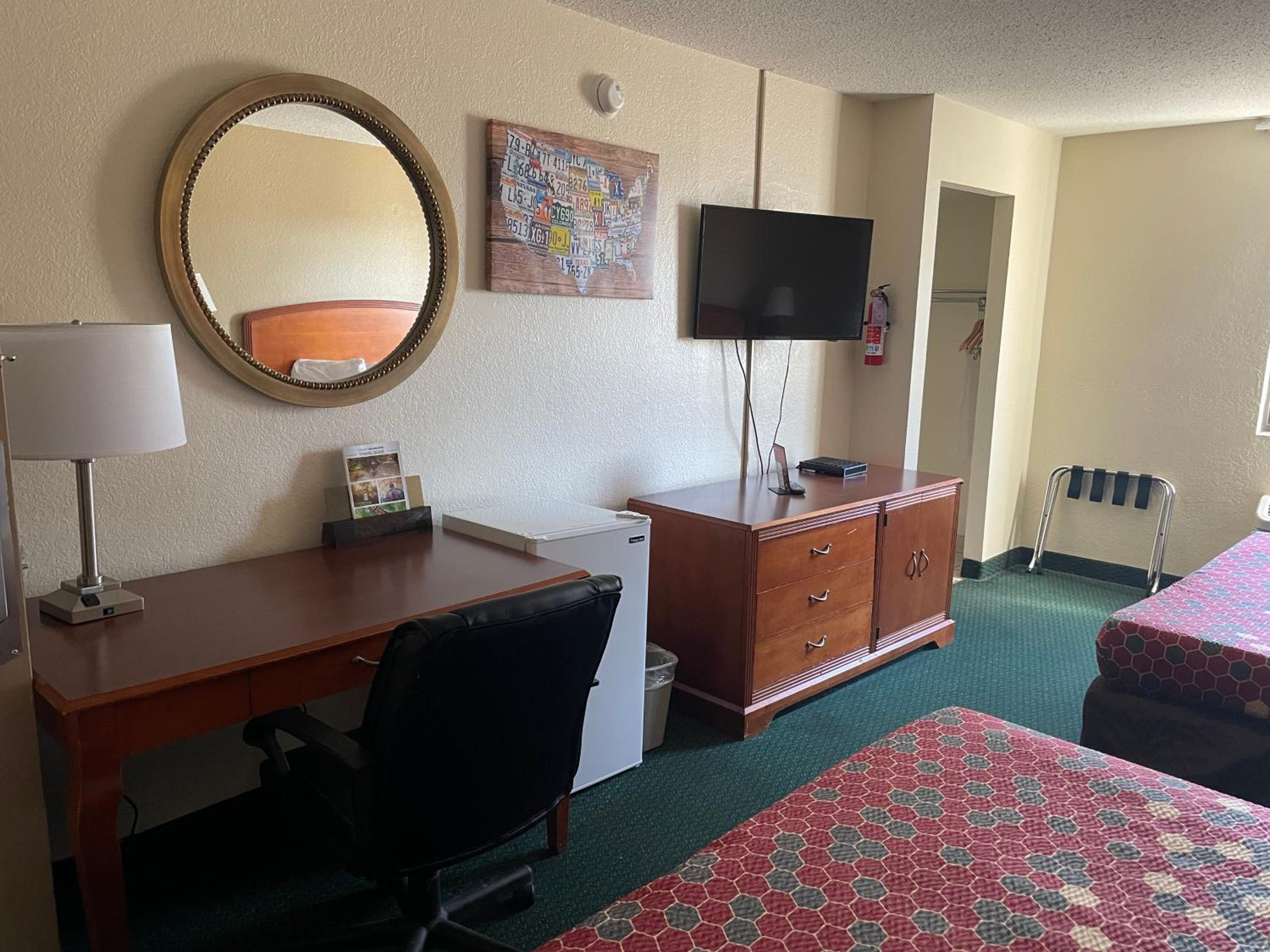 King Room with Two King Beds - Non-Smoking - Photo 5