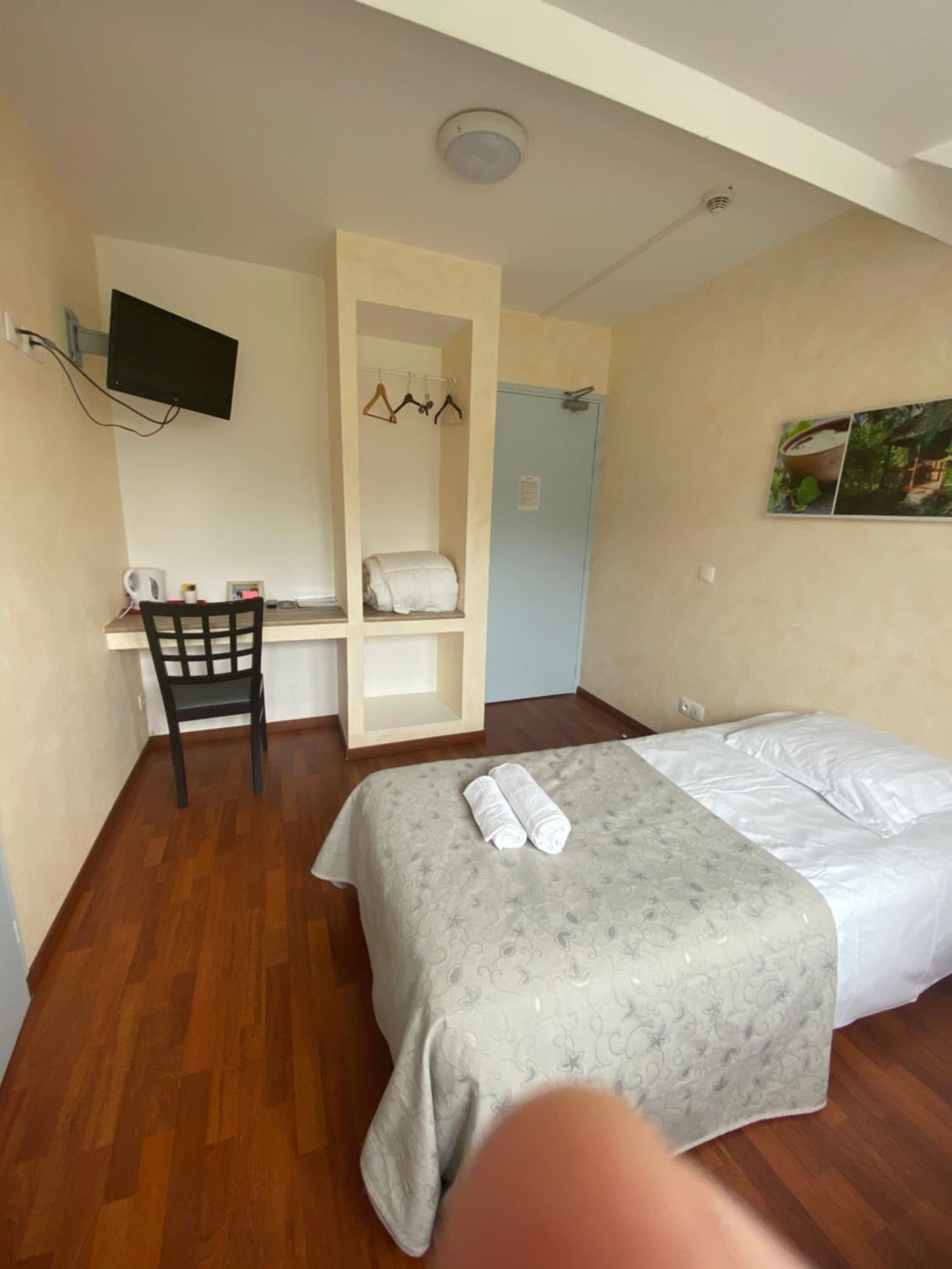 Single Room with Bathroom photo 1