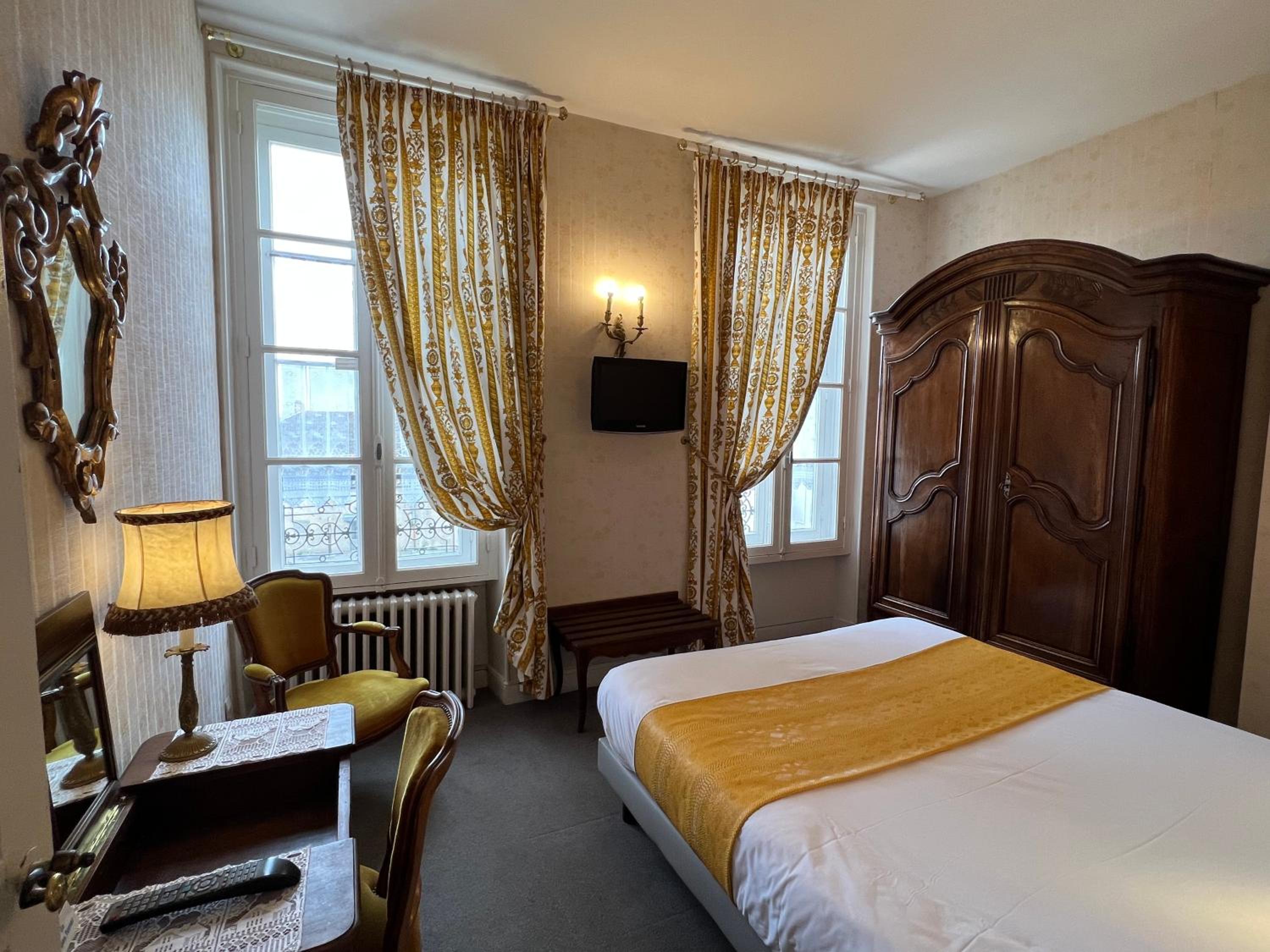 Double Room with One Queen Bed photo 2