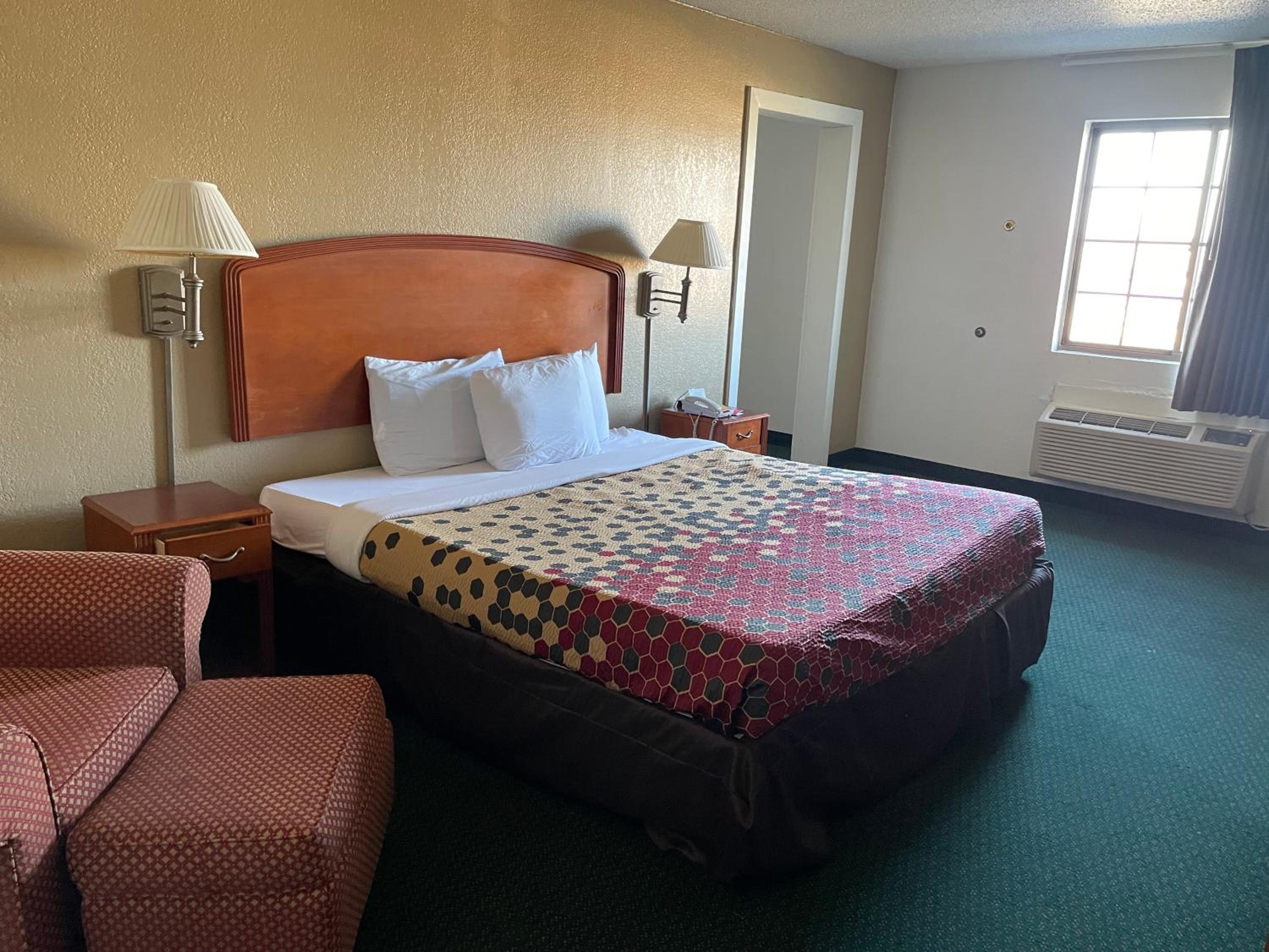 King Suite - Accessible/Non-Smoking - Photo 2