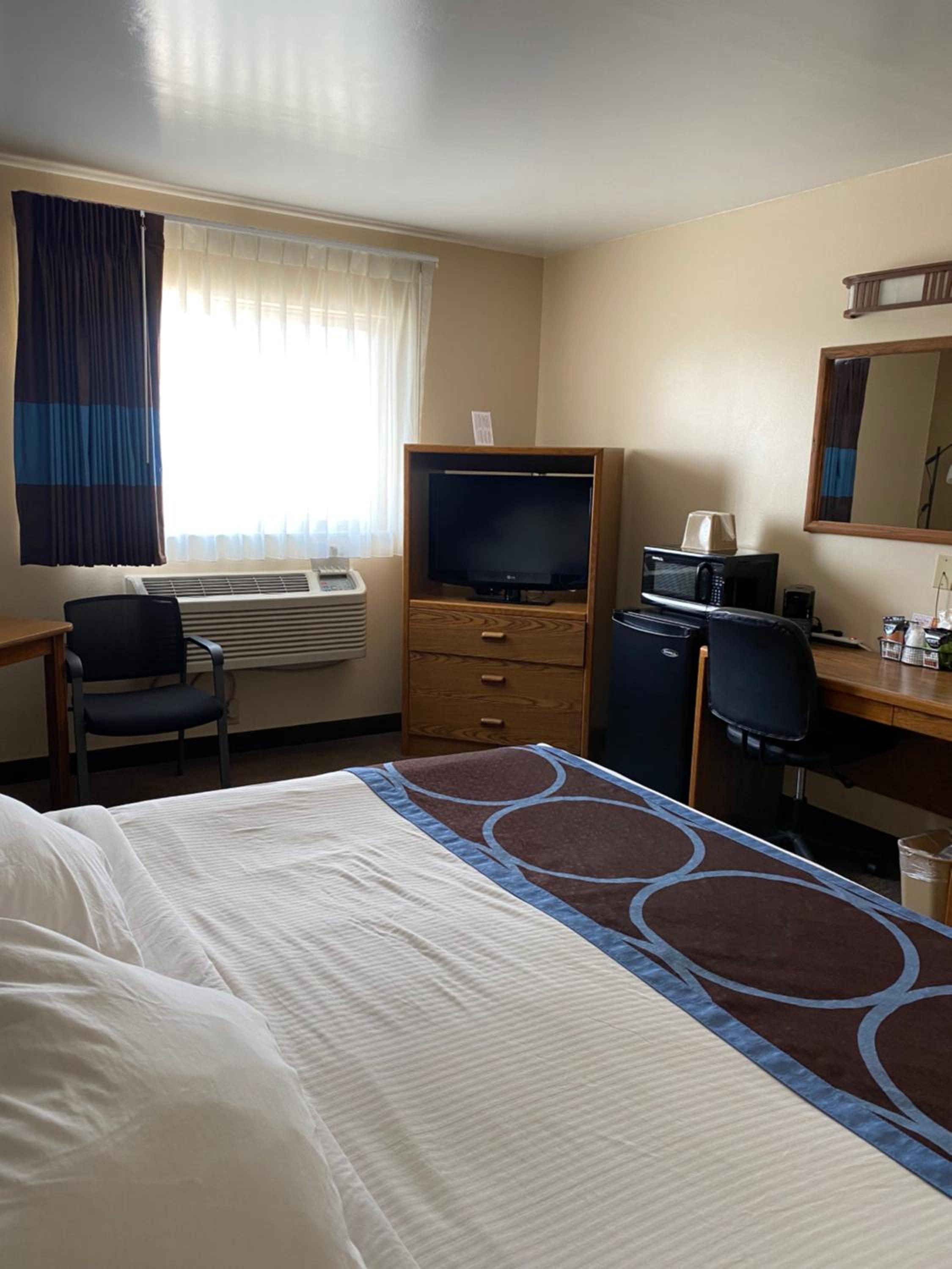 King Room - Non-Smoking - Photo 2