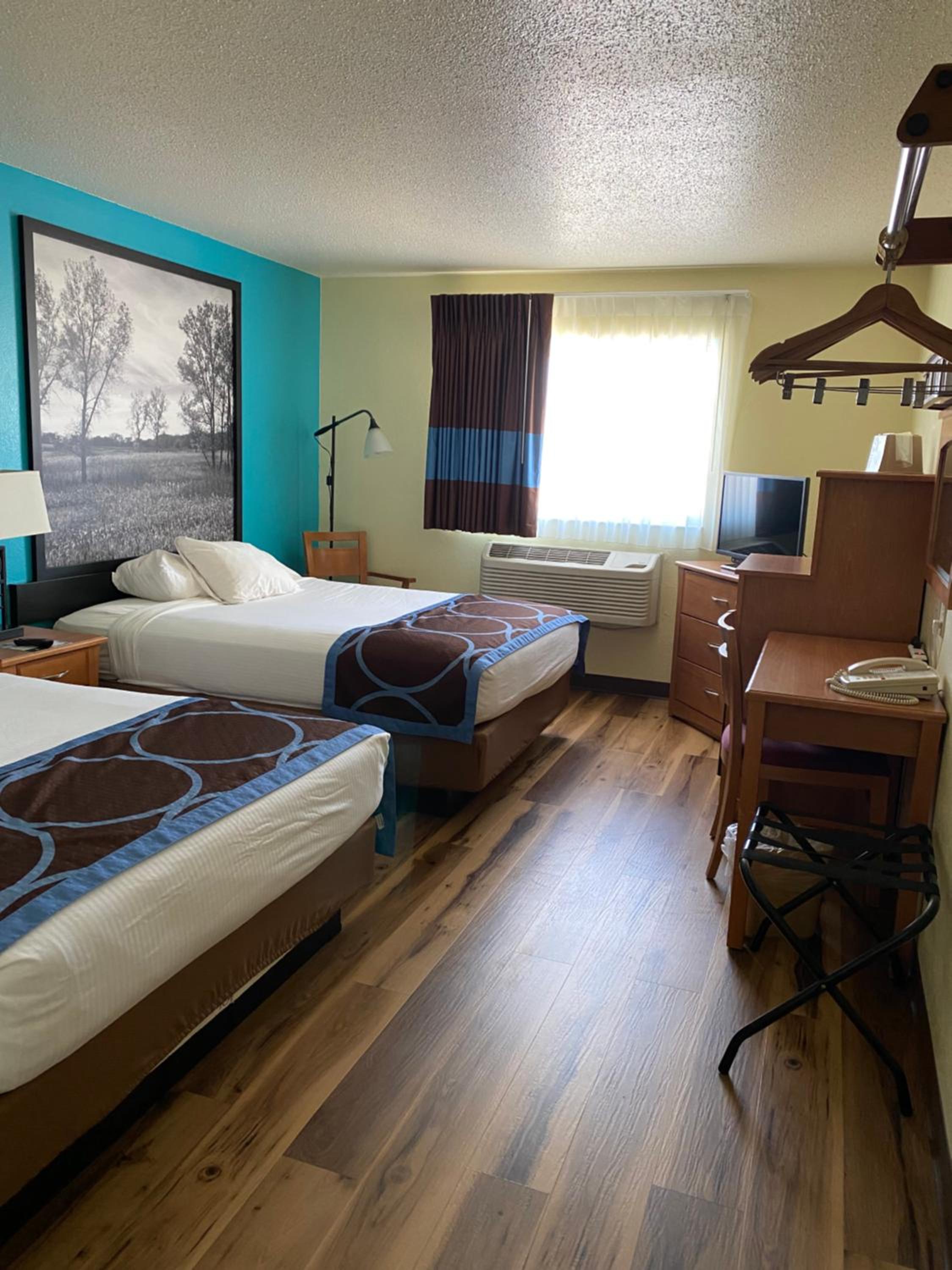 Queen Room with Two Queen Beds - Non-Smoking - Photo 2