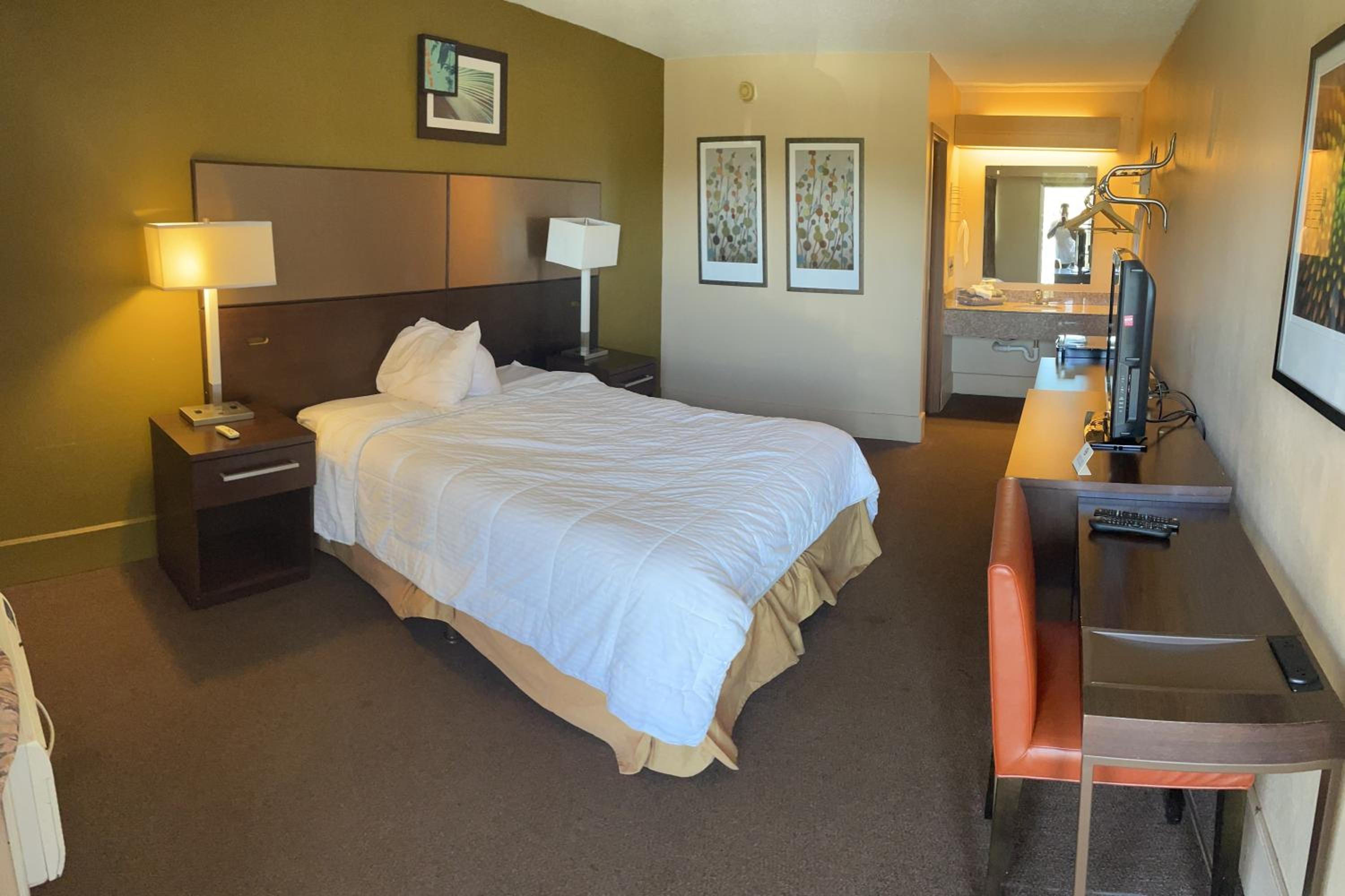 King Room - Non-Smoking - Photo 1