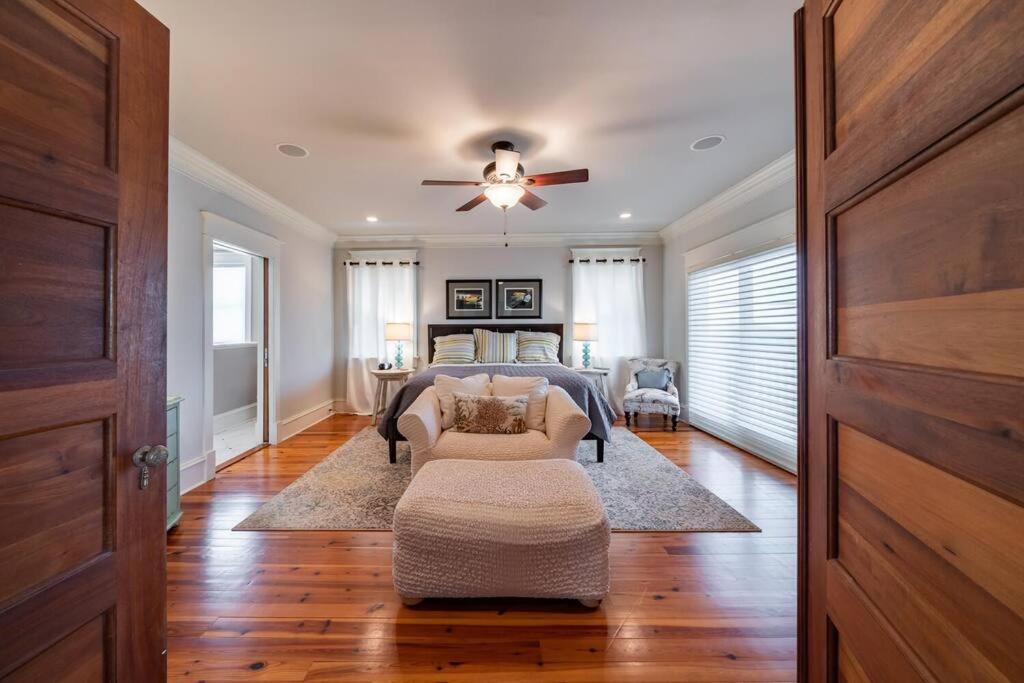 Six-Bedroom House photo 1