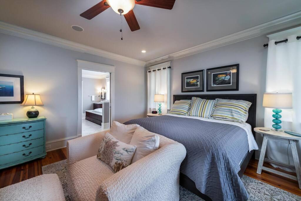 Six-Bedroom House photo 3