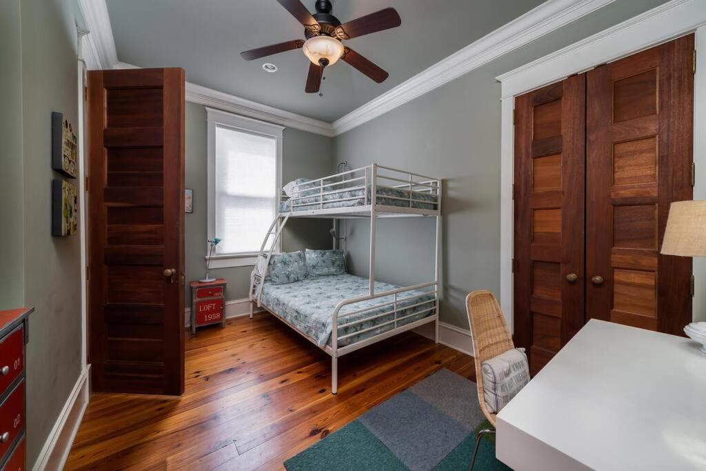 Six-Bedroom House photo 2