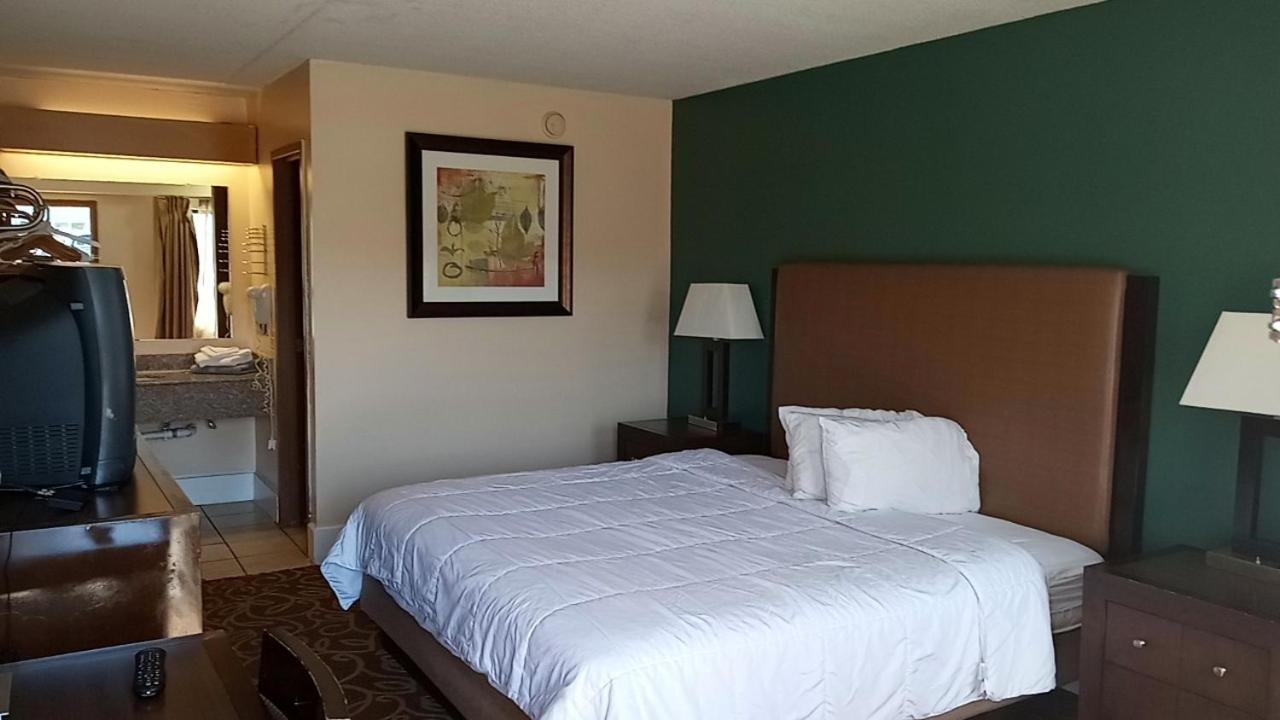 King Room - Non-Smoking - Photo 3