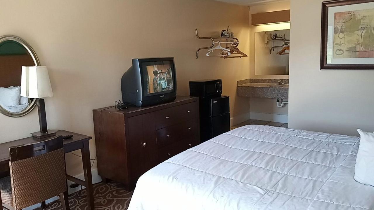 King Room - Non-Smoking - Photo 2