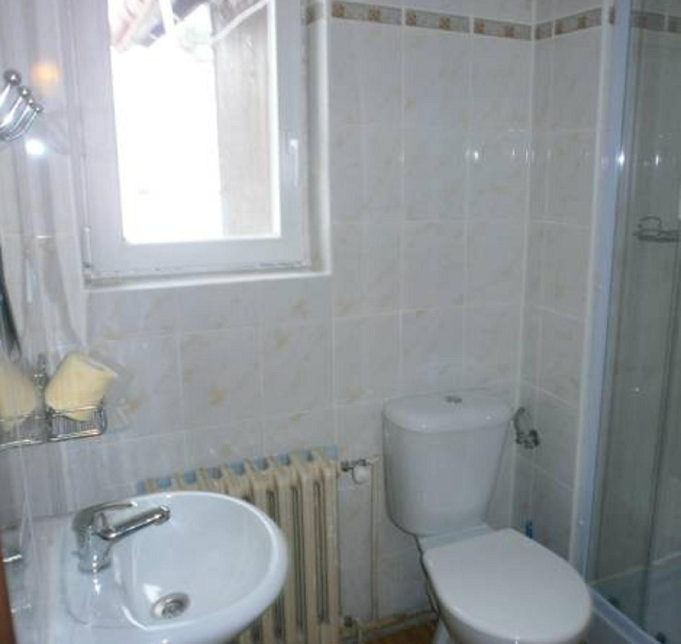 Double Room with Private Bathroom photo 3
