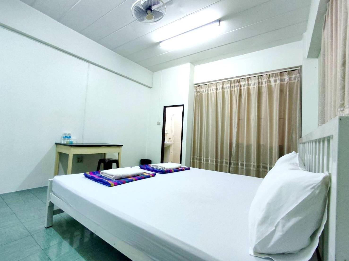 Standard Double or Twin Room with Fan No Air-Conditioner photo 3